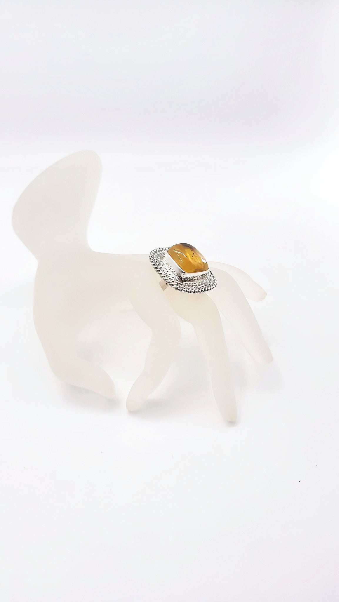 Vintage style: Handmade ring made of silver & amber