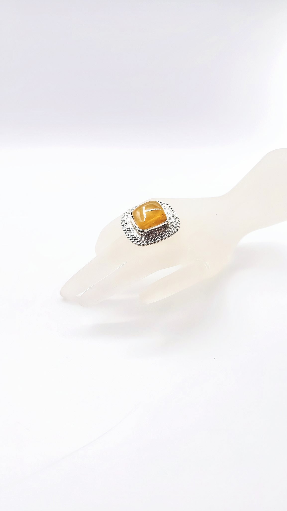 Vintage style: Handmade ring made of silver & amber