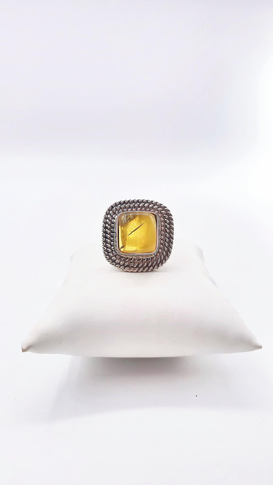 Vintage style: Handmade ring made of silver & amber