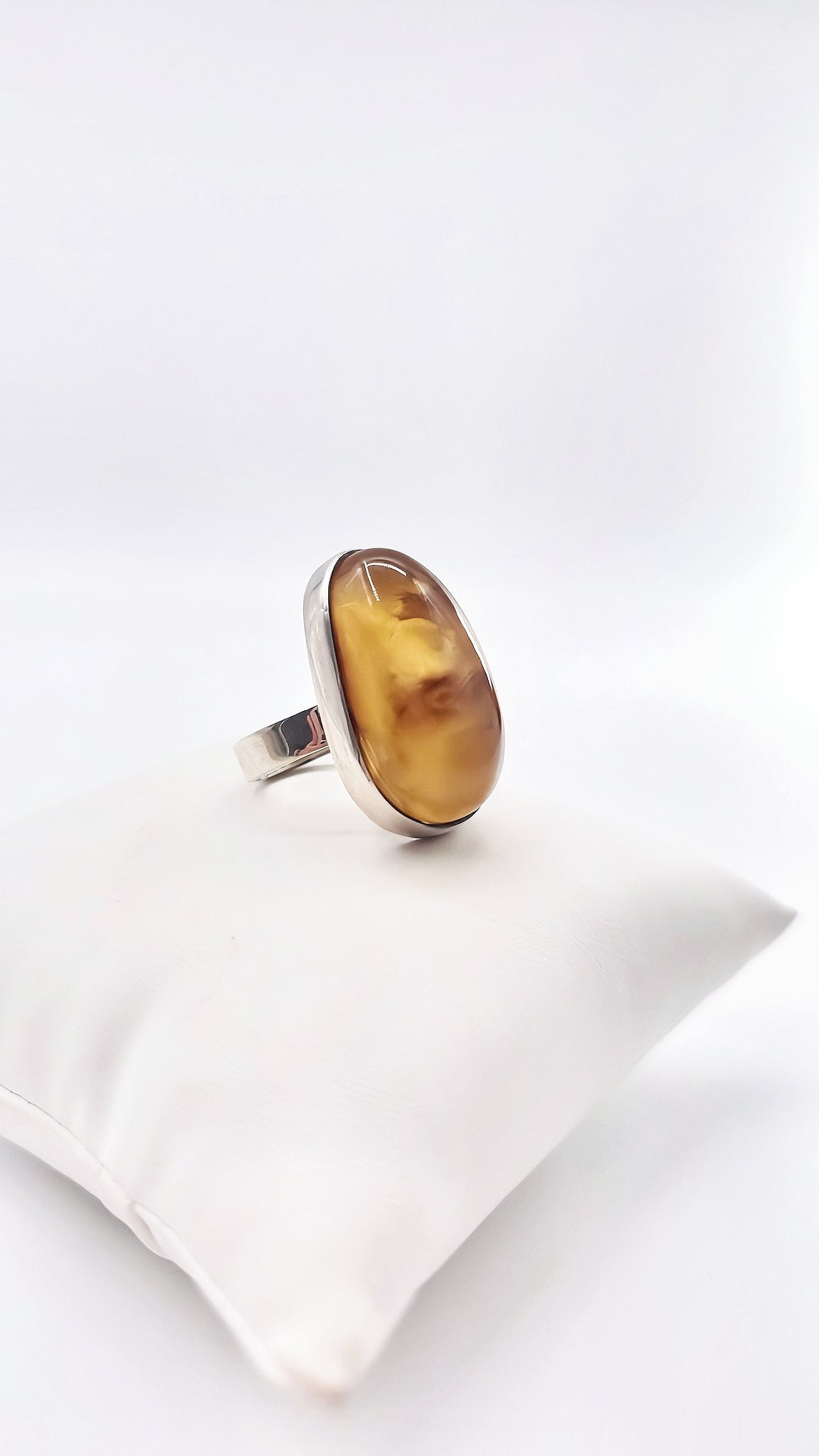Sterling silver meets amber – the perfect ring for every occasion