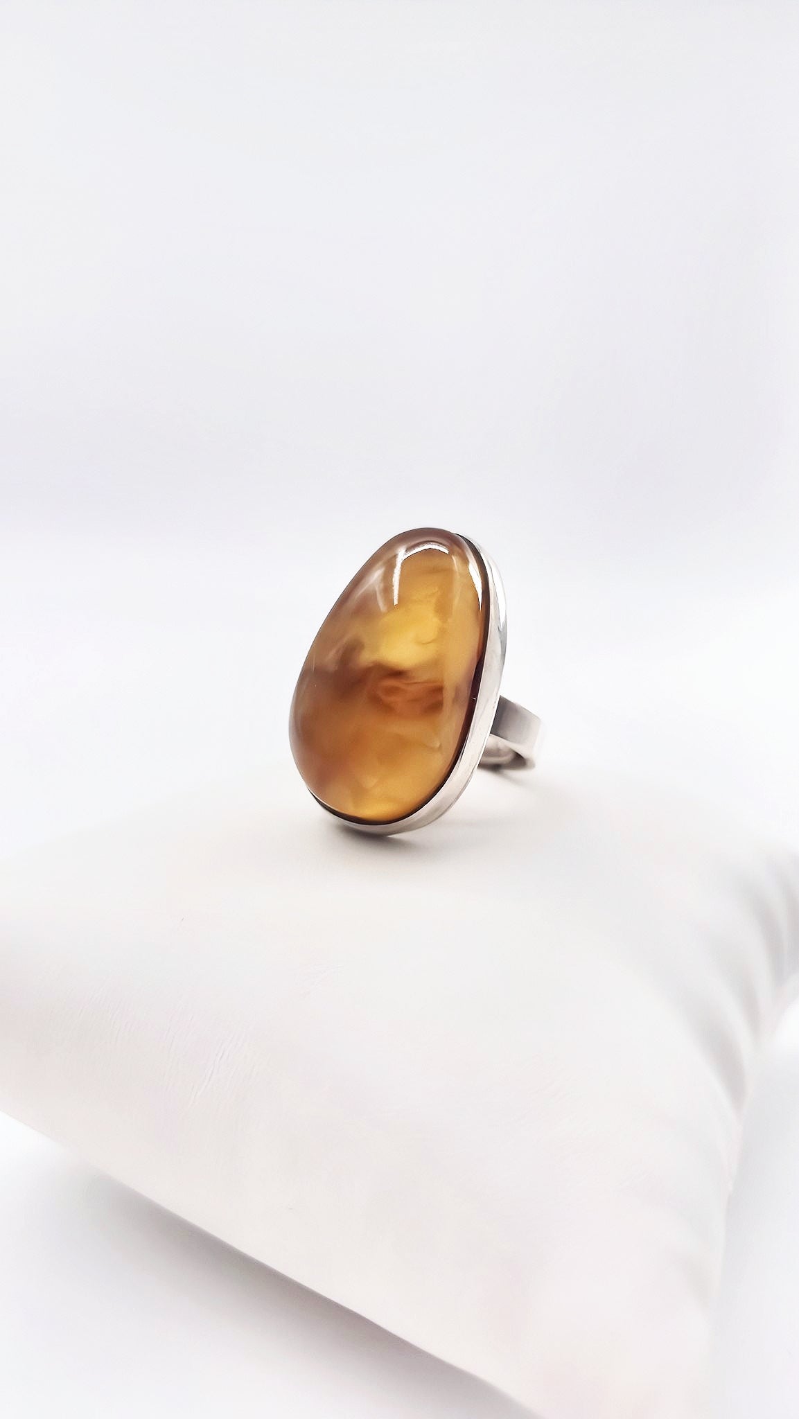 Sterling silver meets amber – the perfect ring for every occasion