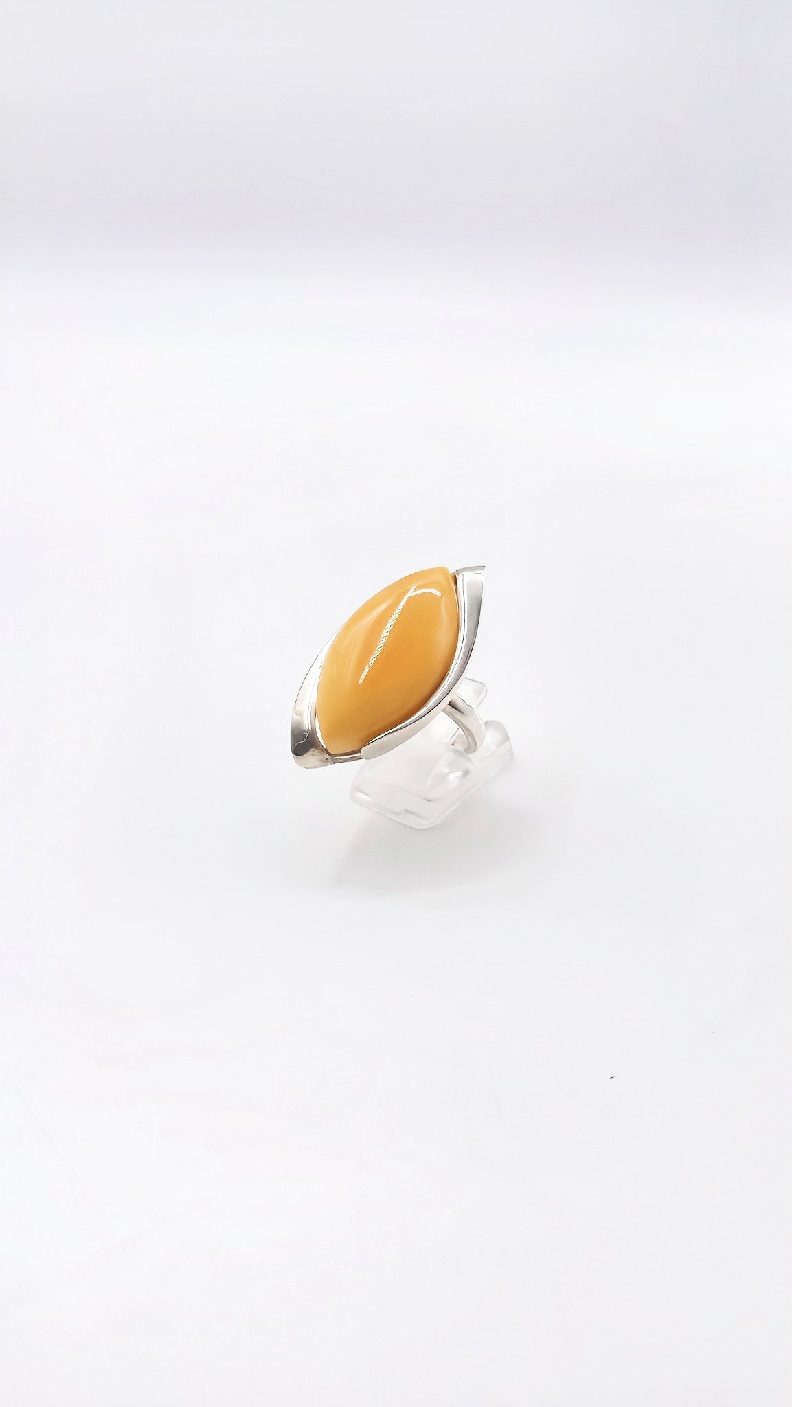 Adjustable ring made of 925 silver with warm amber