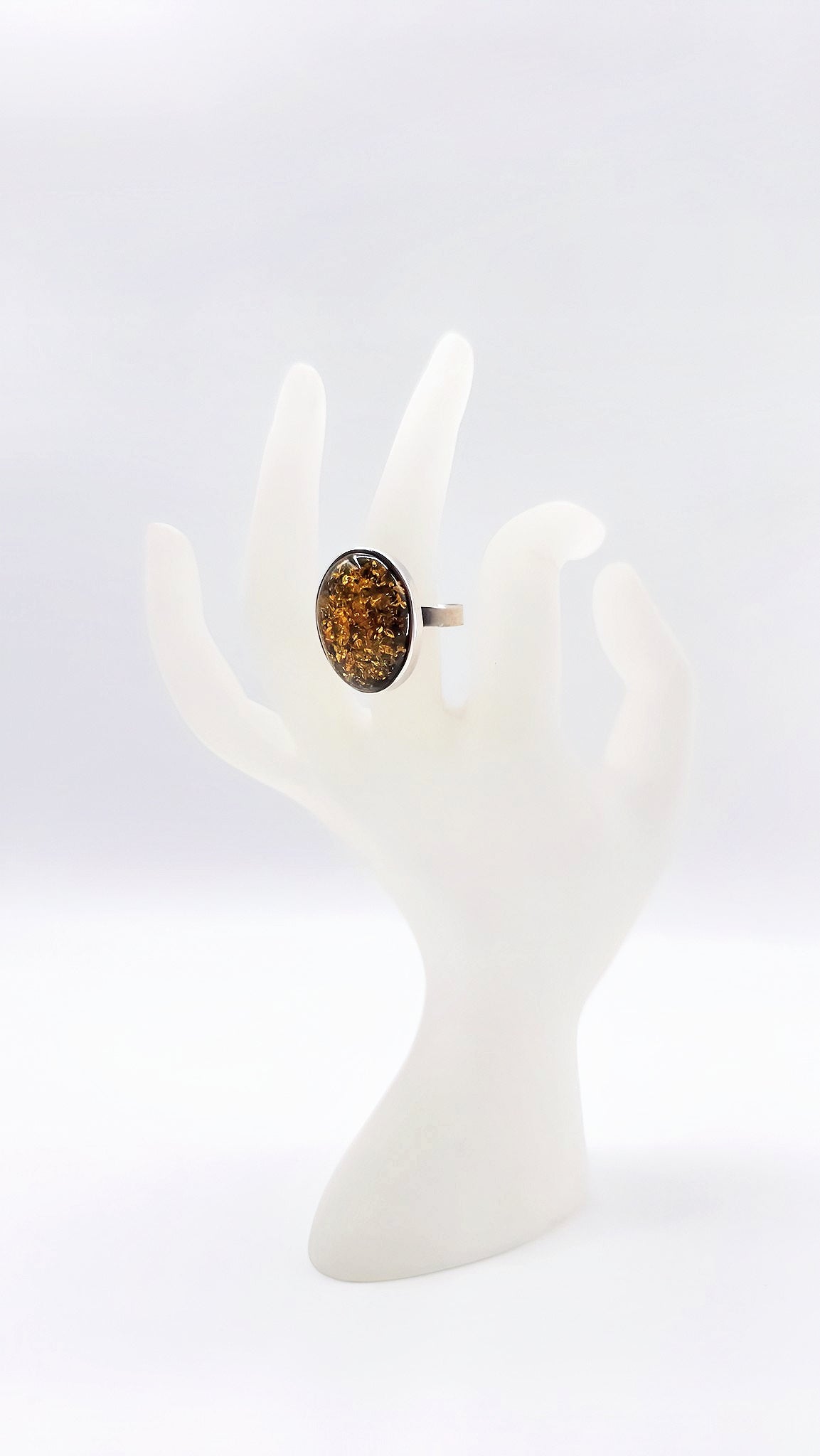 Verstellbarer Ring mit grünem Bernstein – Natur & Eleganz vereint