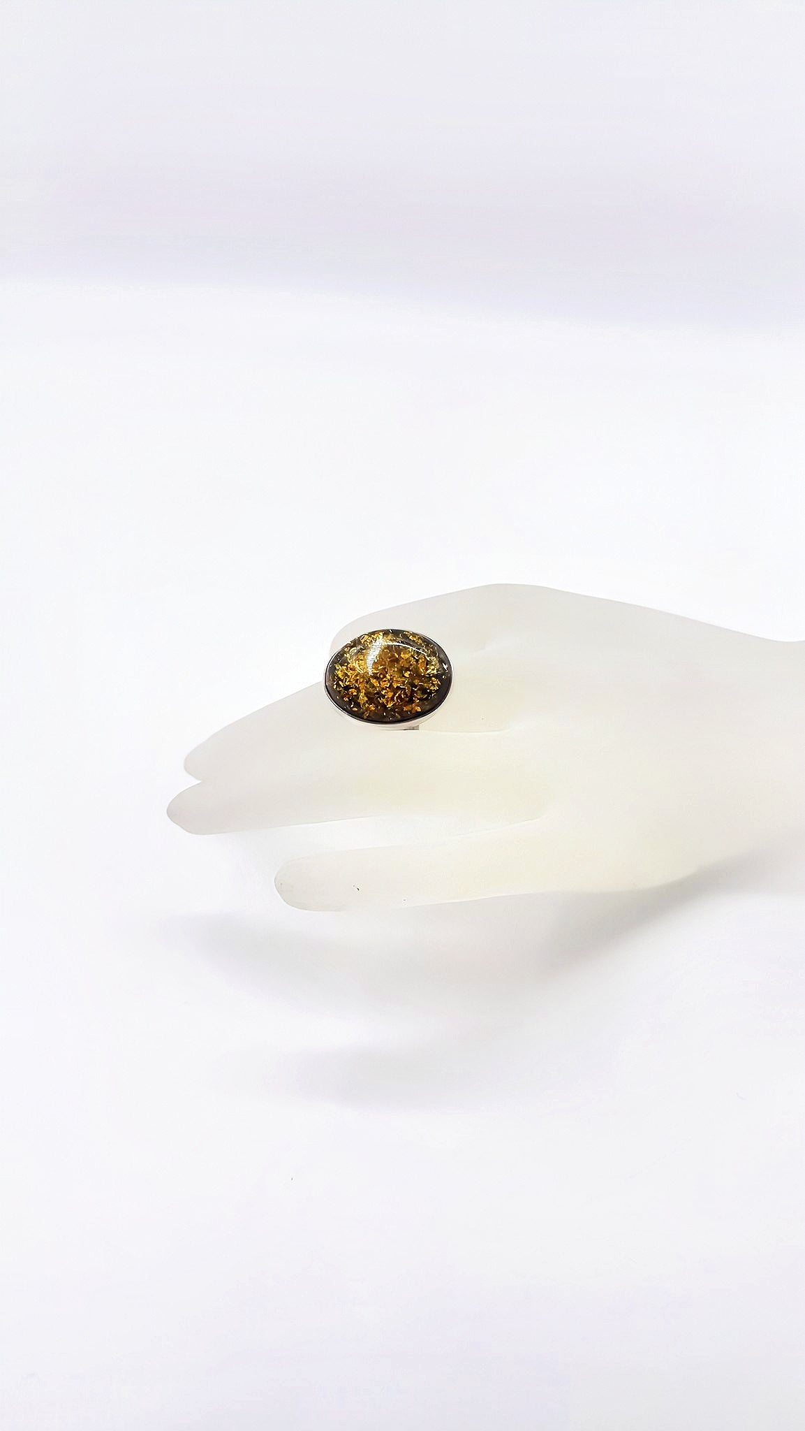 Verstellbarer Ring mit grünem Bernstein – Natur & Eleganz vereint
