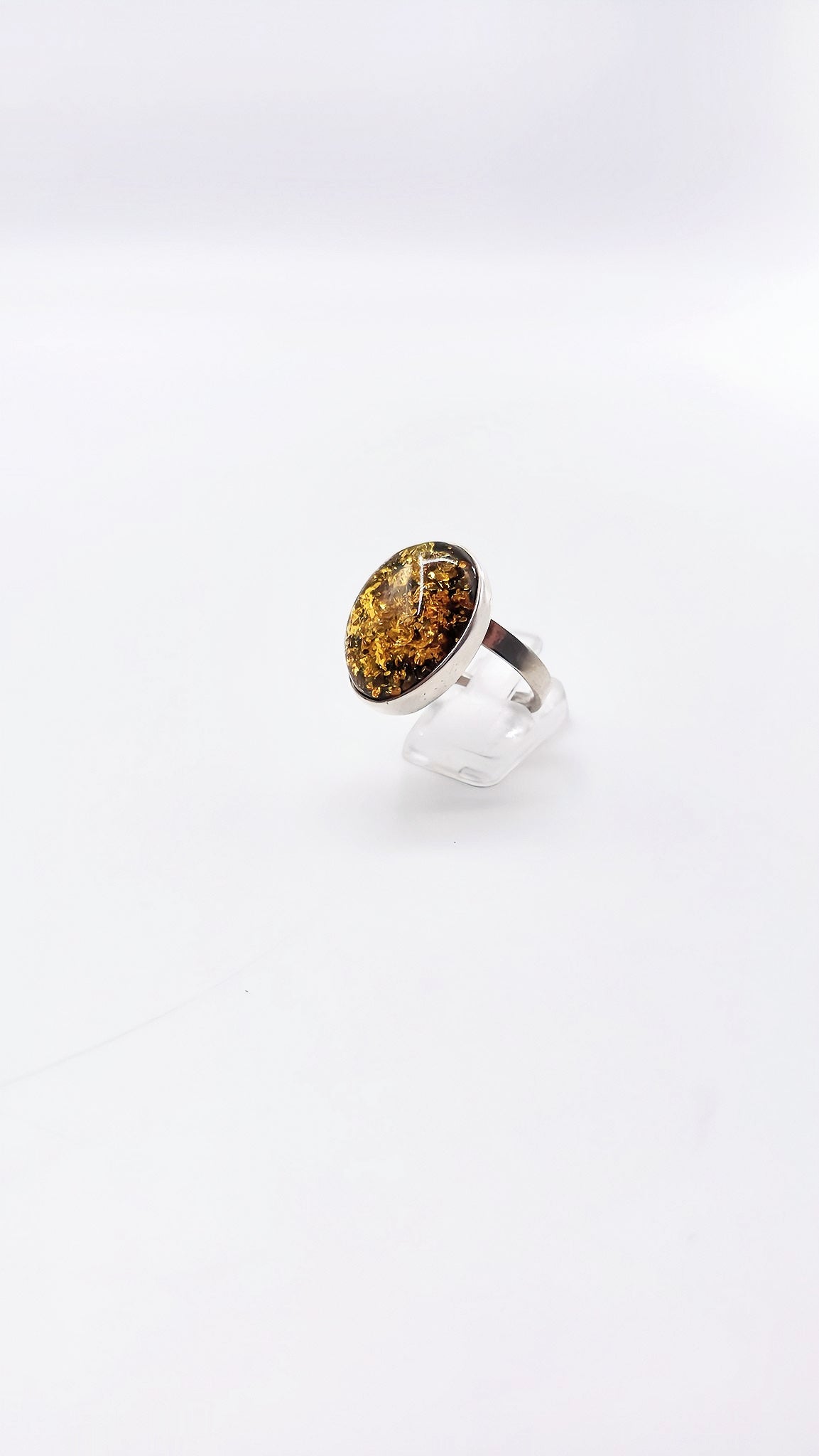 Verstellbarer Ring mit grünem Bernstein – Natur & Eleganz vereint