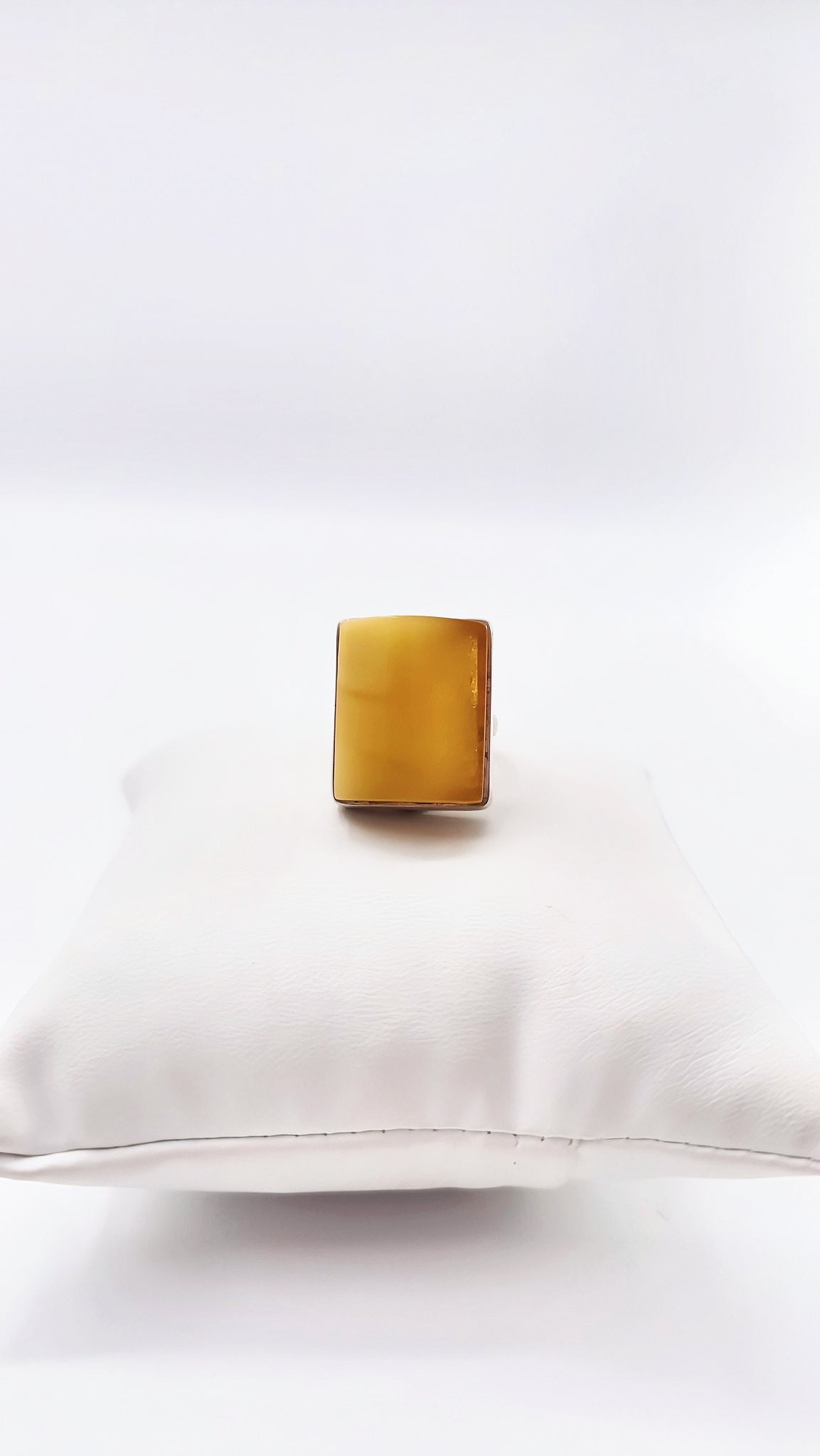 Zeitloser Bernsteinring: Gelber Stein in minimalistischem Design
