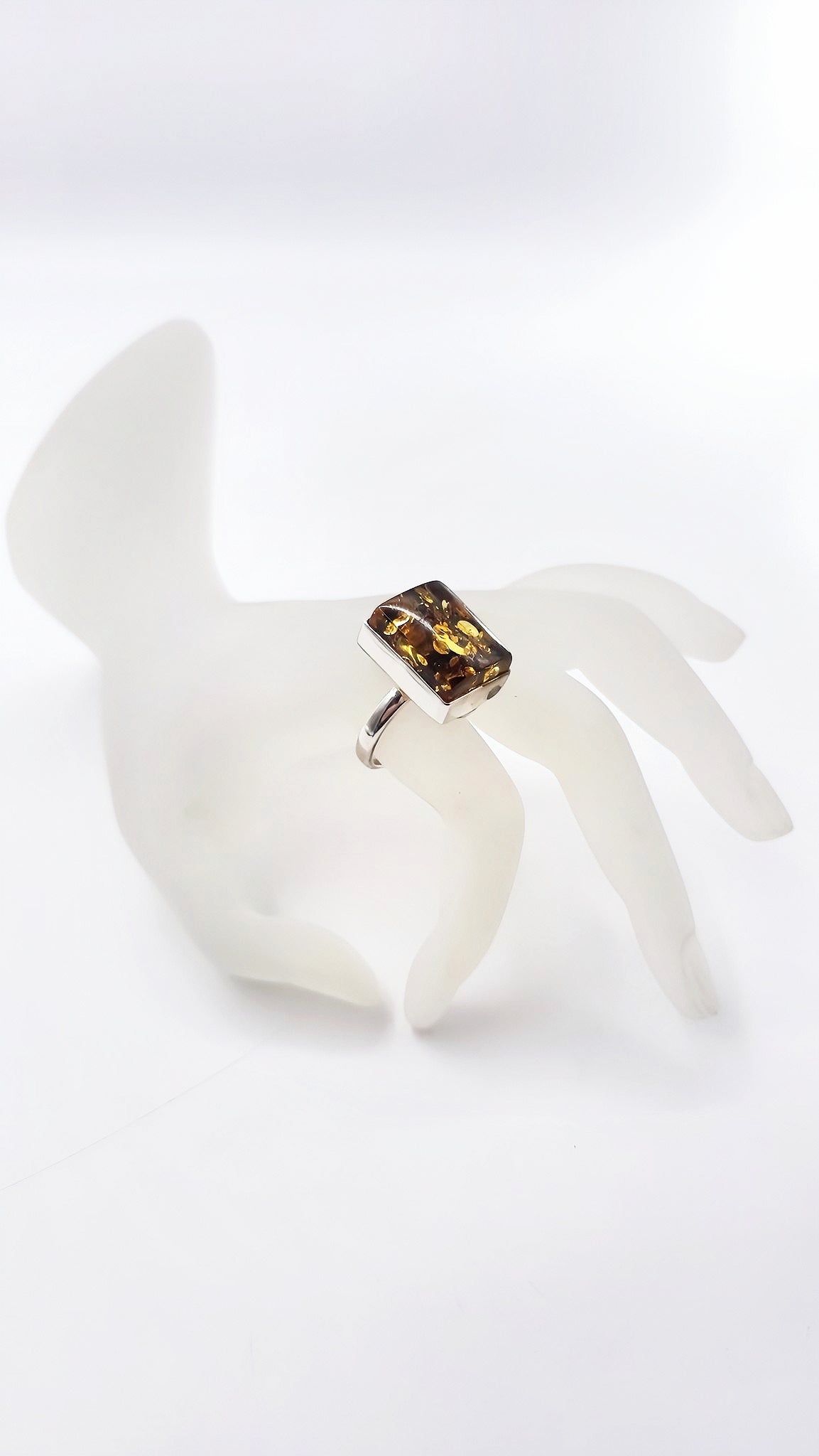 Quadratischer Unikat-Ring mit grünem Bernstein – Natur trifft Stil