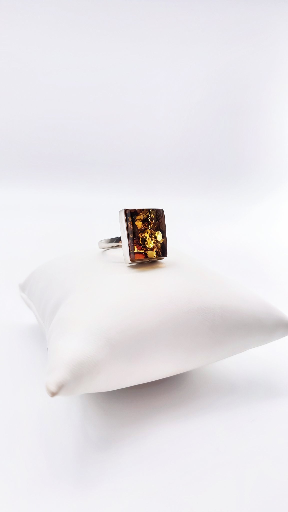 Quadratischer Unikat-Ring mit grünem Bernstein – Natur trifft Stil