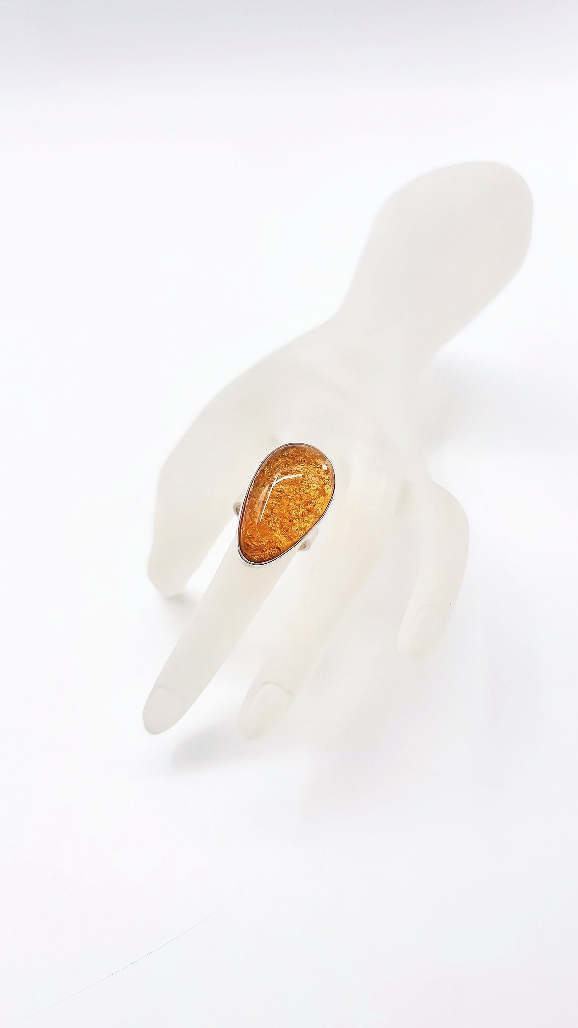 Unikatschmuck: Bernsteinring aus 925er Silber in zeitlosem Design
