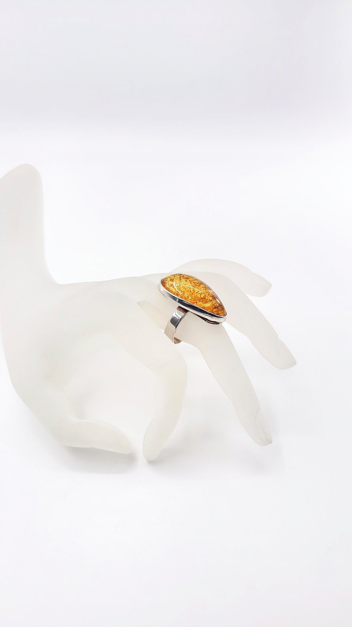 Unikatschmuck: Bernsteinring aus 925er Silber in zeitlosem Design