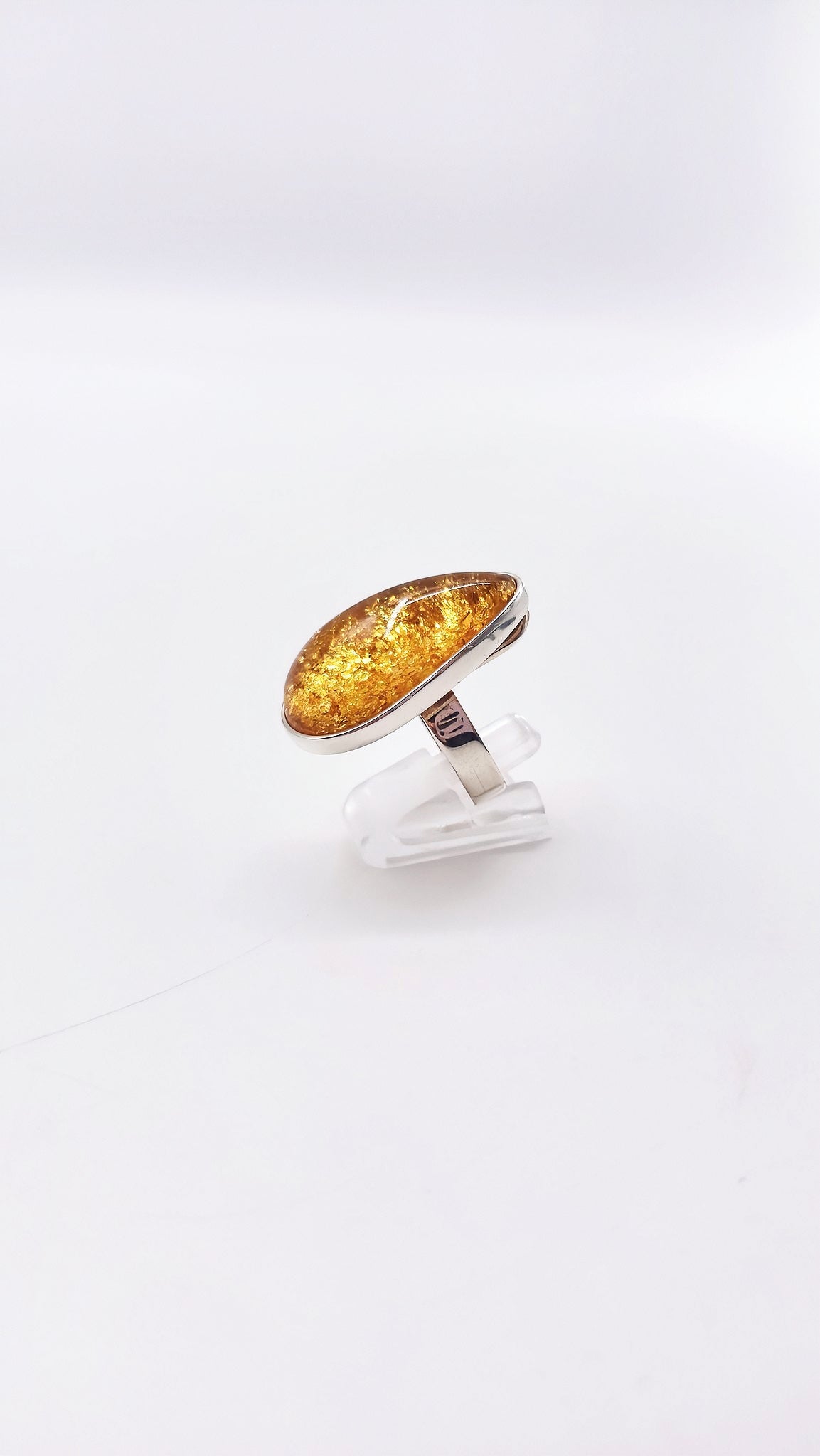 Unikatschmuck: Bernsteinring aus 925er Silber in zeitlosem Design