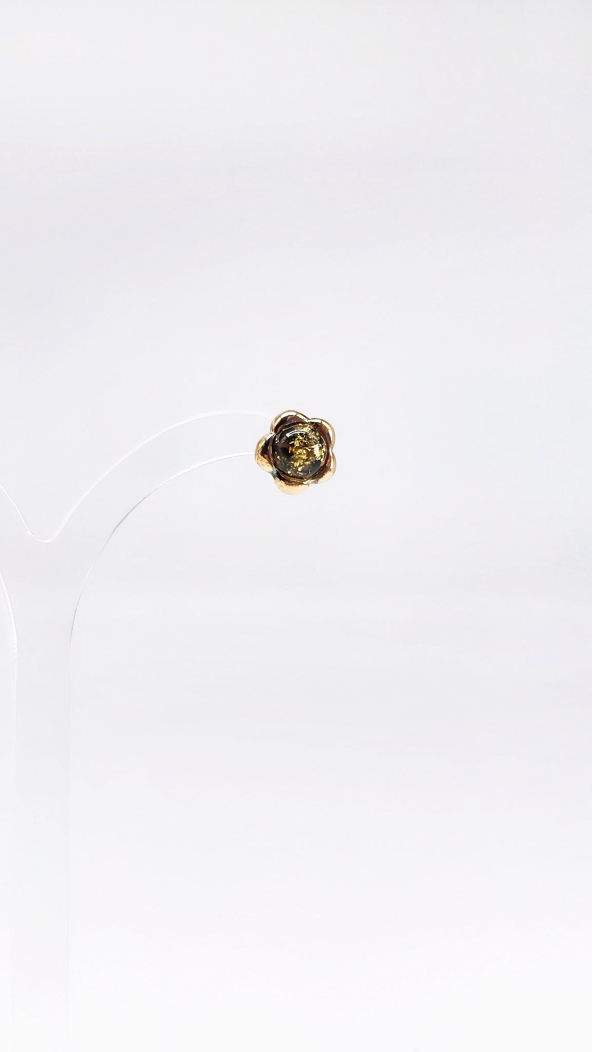 Niedliche Kinder-Ohrstecker mit grünem Bernstein und Goldfinish