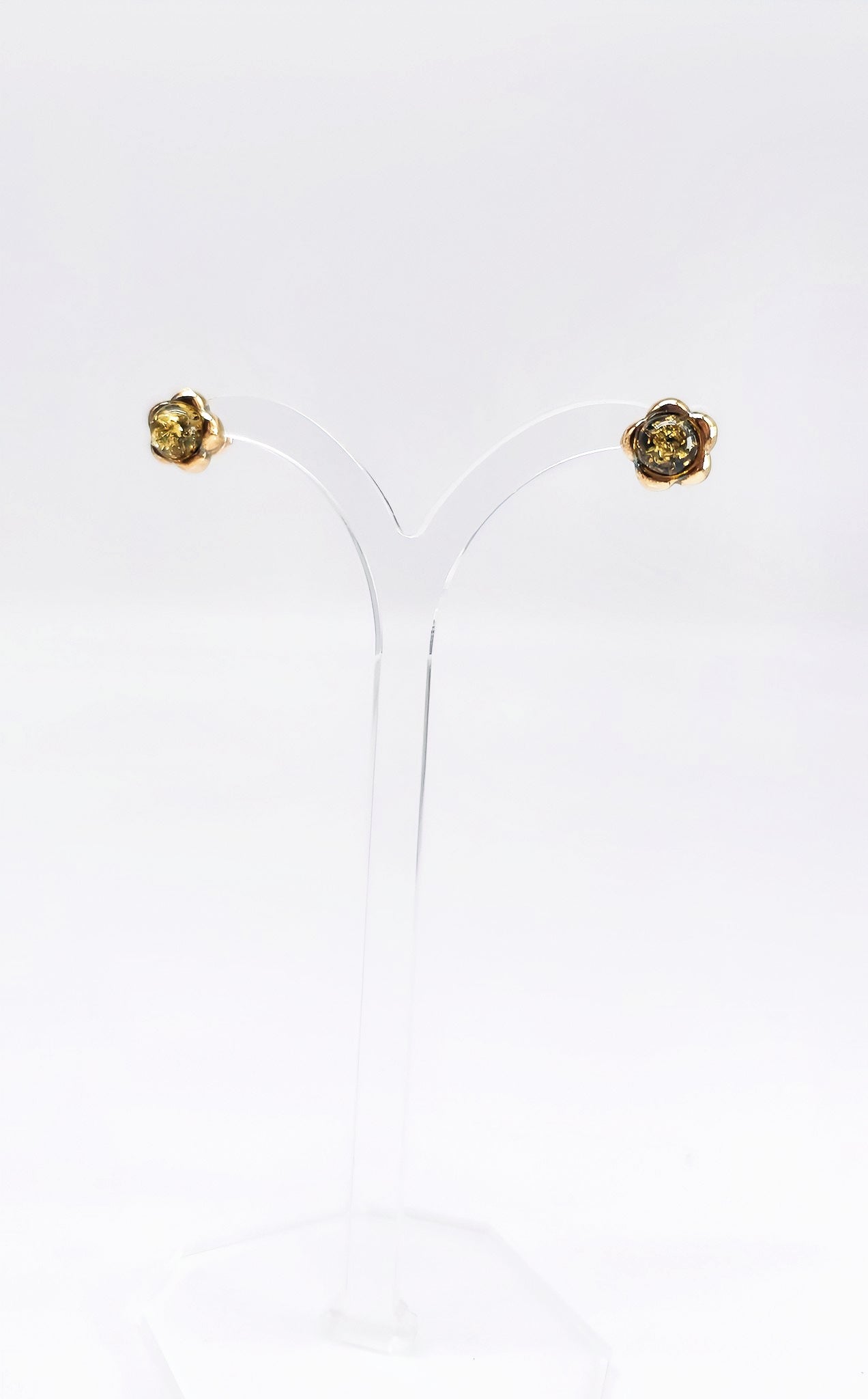 Niedliche Kinder-Ohrstecker mit grünem Bernstein und Goldfinish