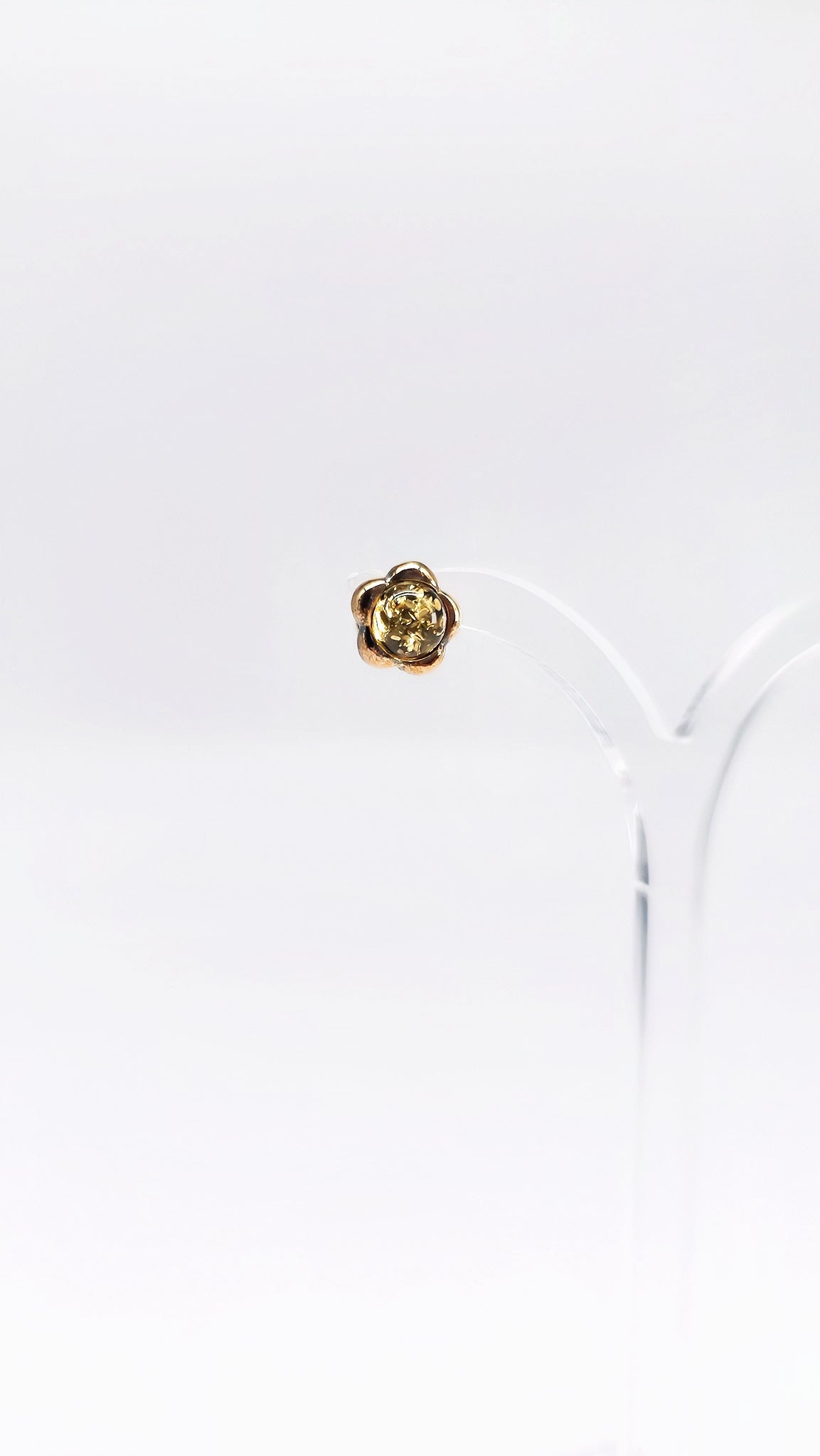 Niedliche Kinder-Ohrstecker mit grünem Bernstein und Goldfinish