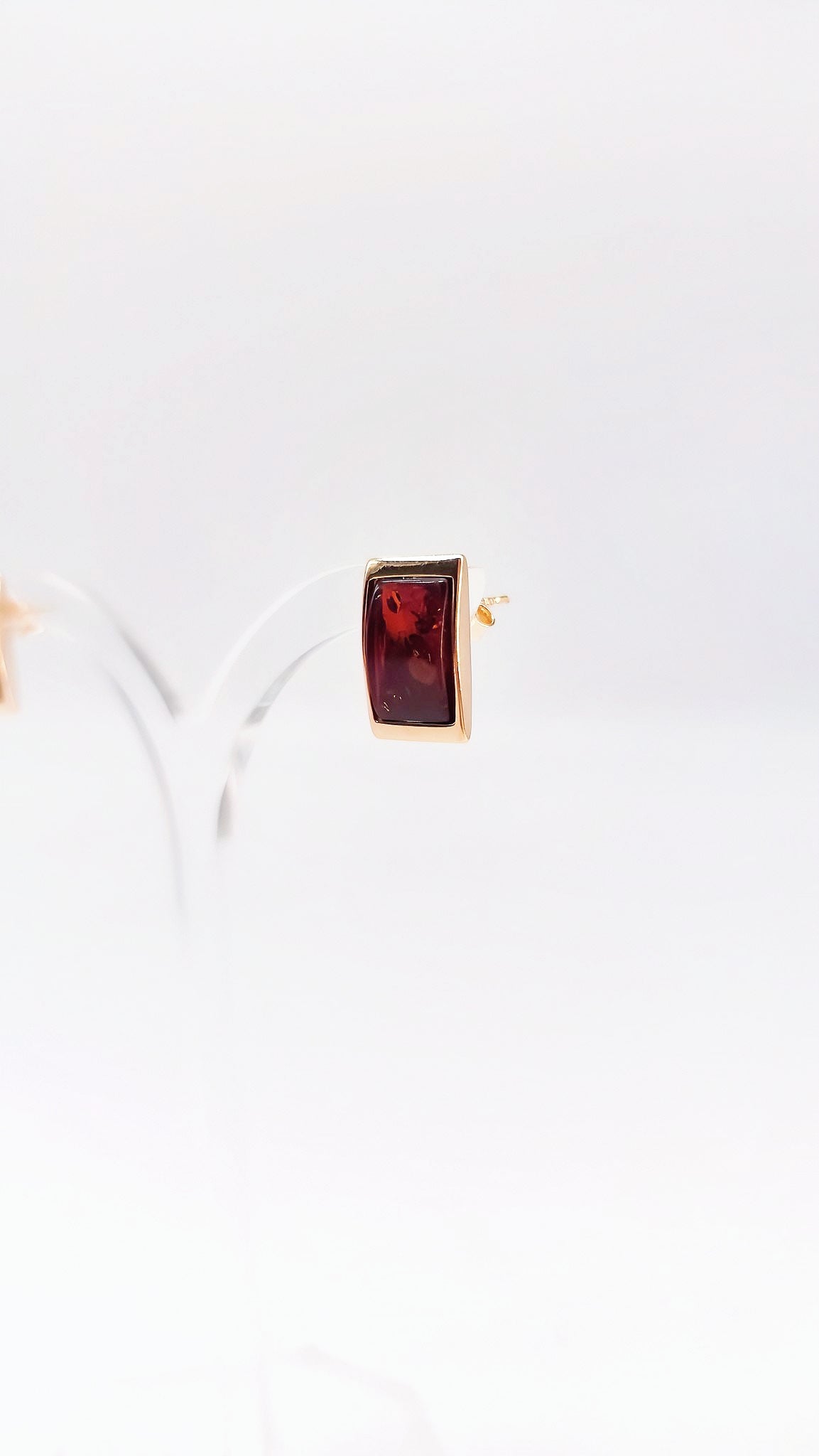 Luxuriöse Ohrstecker: Vergoldetes Silber mit Bernstein