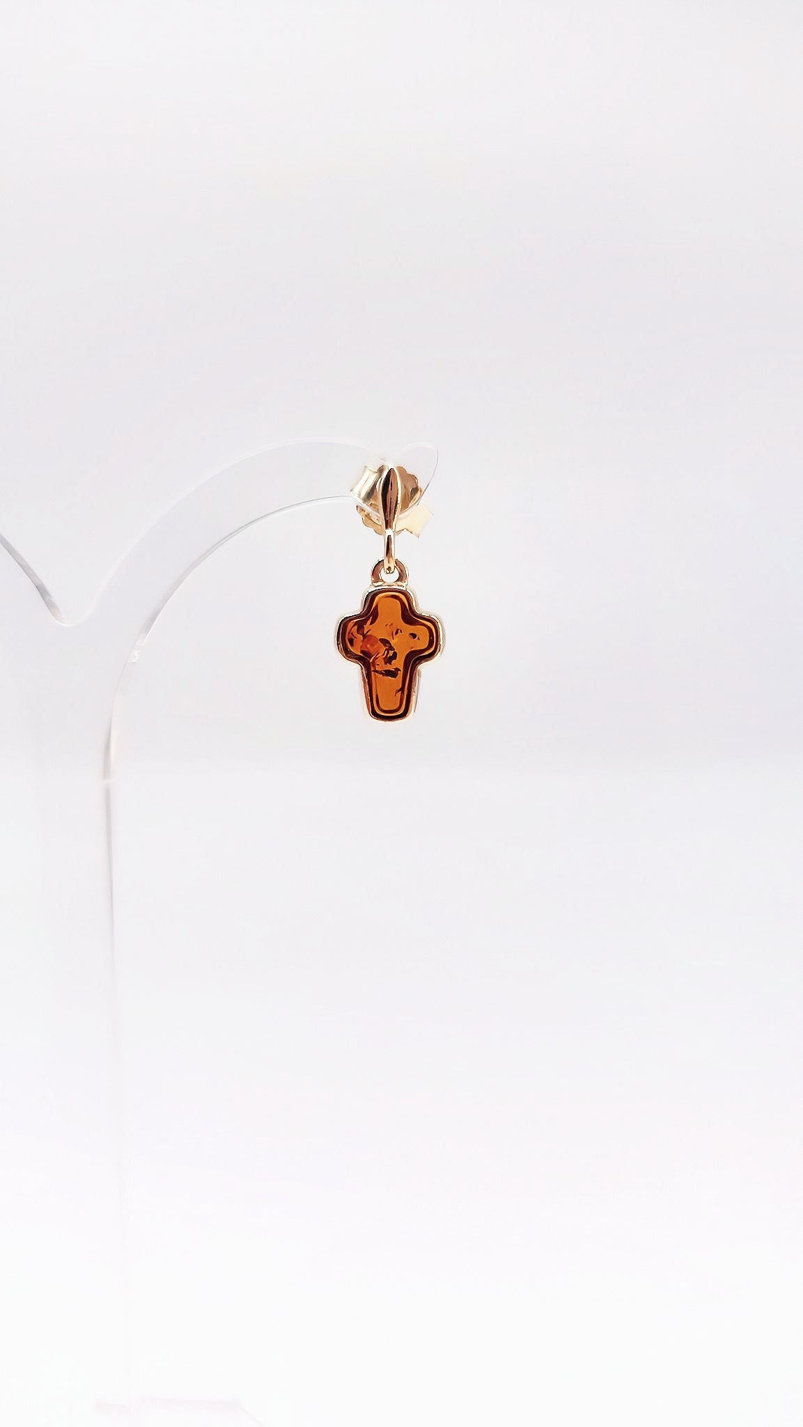 Vergoldete Kreuz-Ohrstecker mit leuchtendem Bernstein
