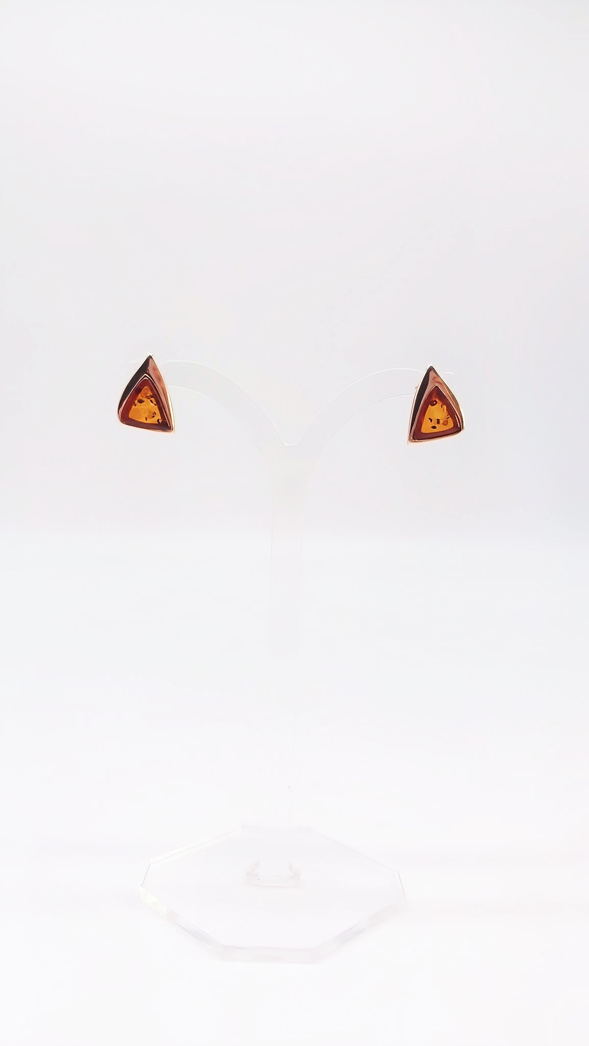 Ohrstecker mit orangefarbenem Bernstein – Dreieckiges Design