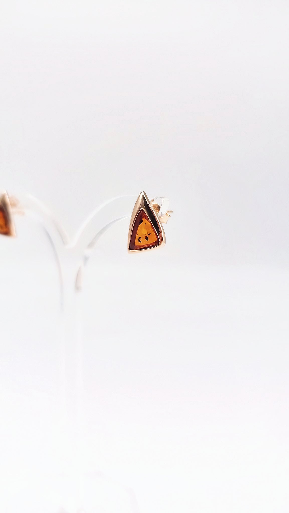 Ohrstecker mit orangefarbenem Bernstein – Dreieckiges Design