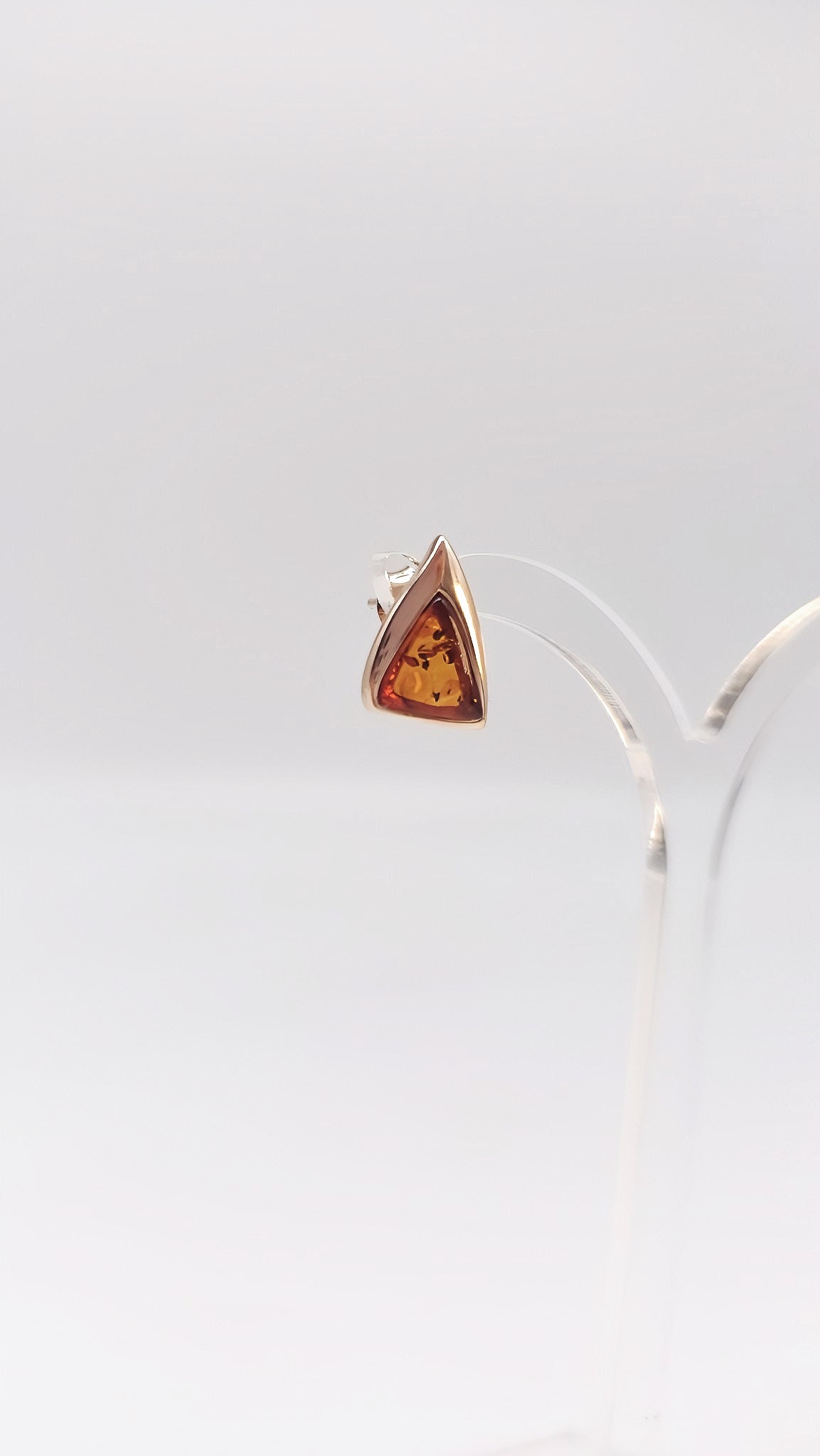 Ohrstecker mit orangefarbenem Bernstein – Dreieckiges Design