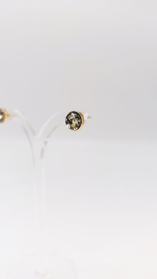 Luxurious amber earrings: green meets gold