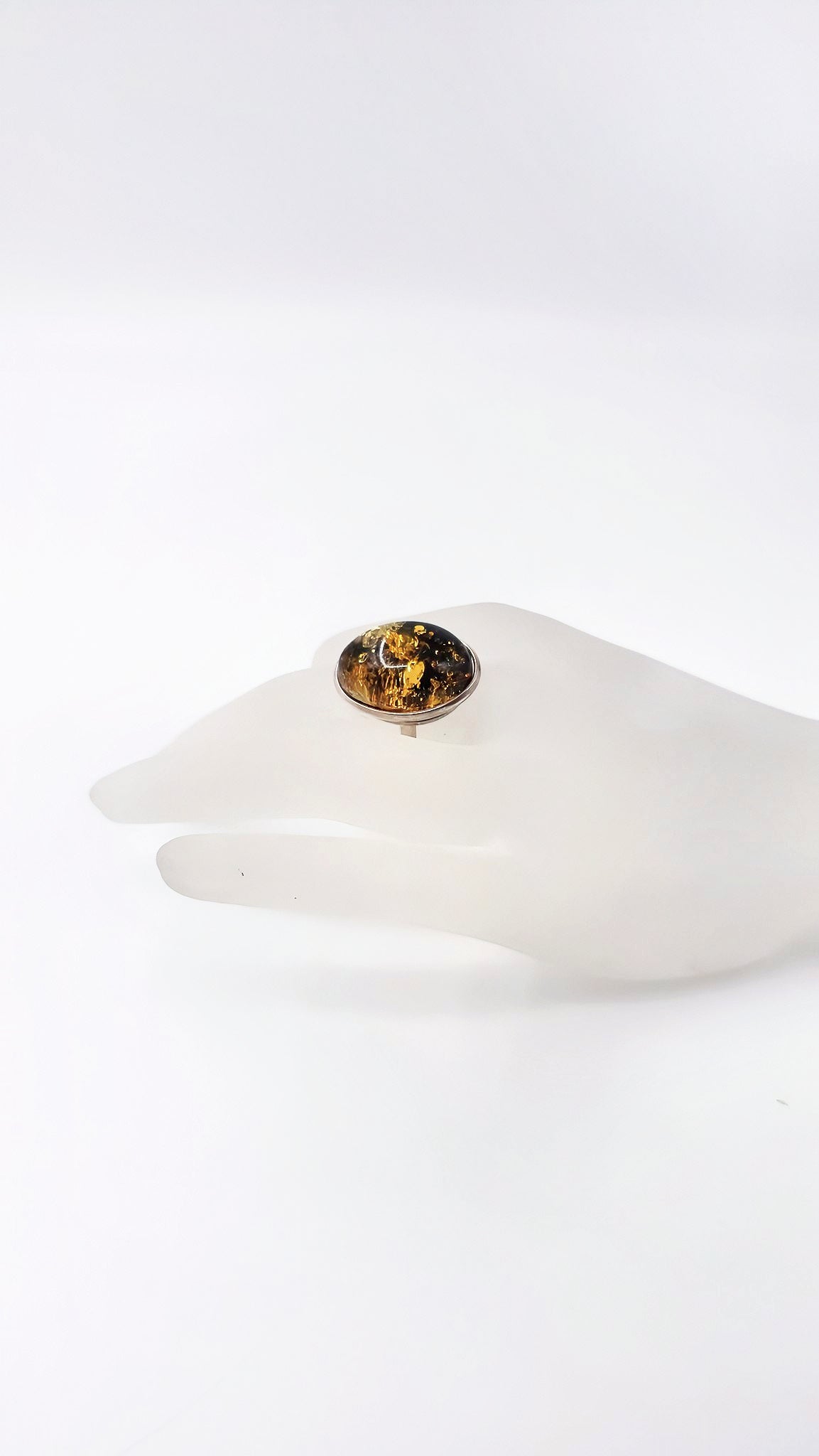 Handgefertigter Schmuck – Grüner Bernsteinring mit 925er Sterlingsilber