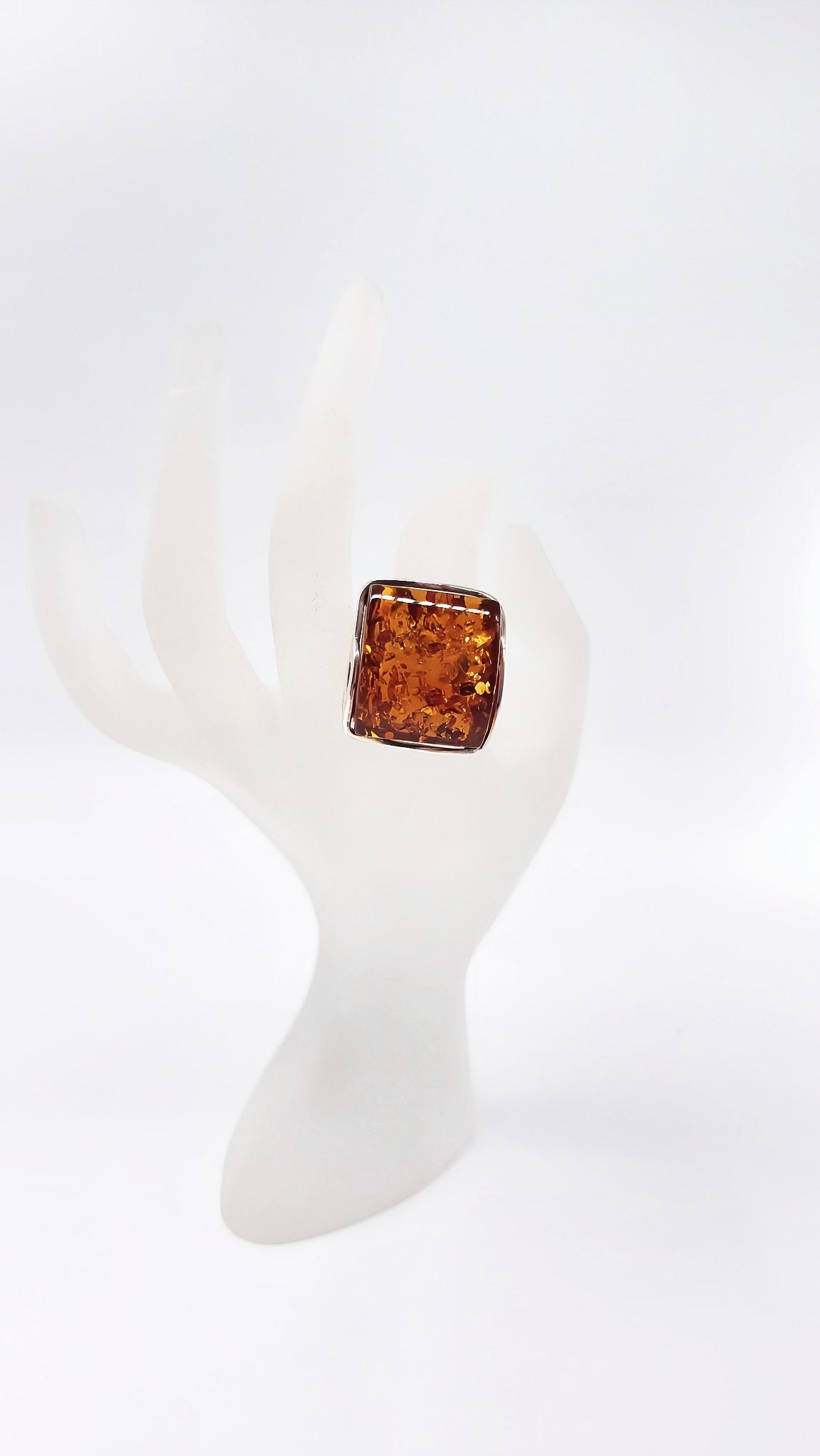 Handgefertigter Schmuck – Bernsteinring mit einzigartiger Form