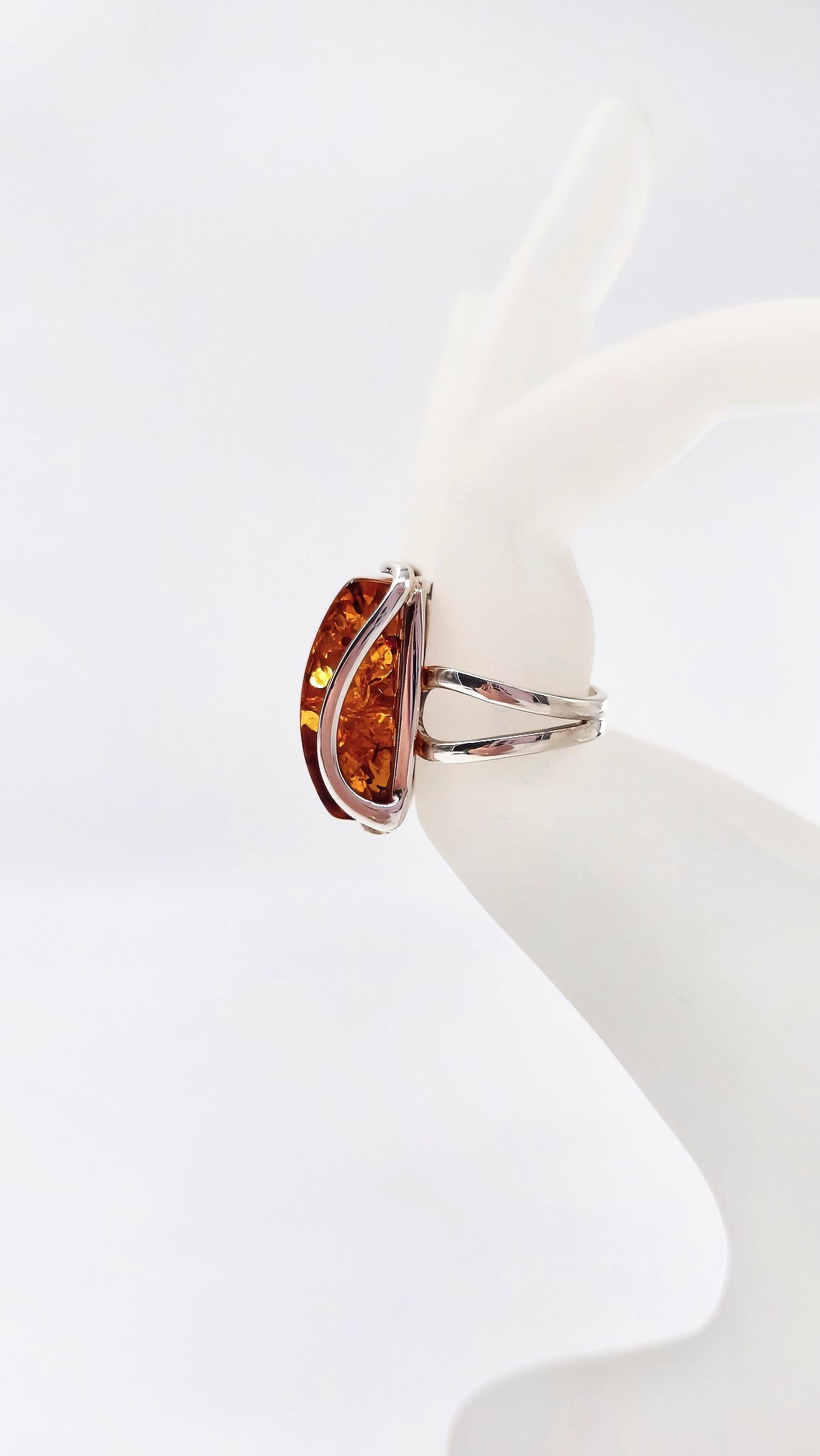 Handgefertigter Schmuck – Bernsteinring mit einzigartiger Form