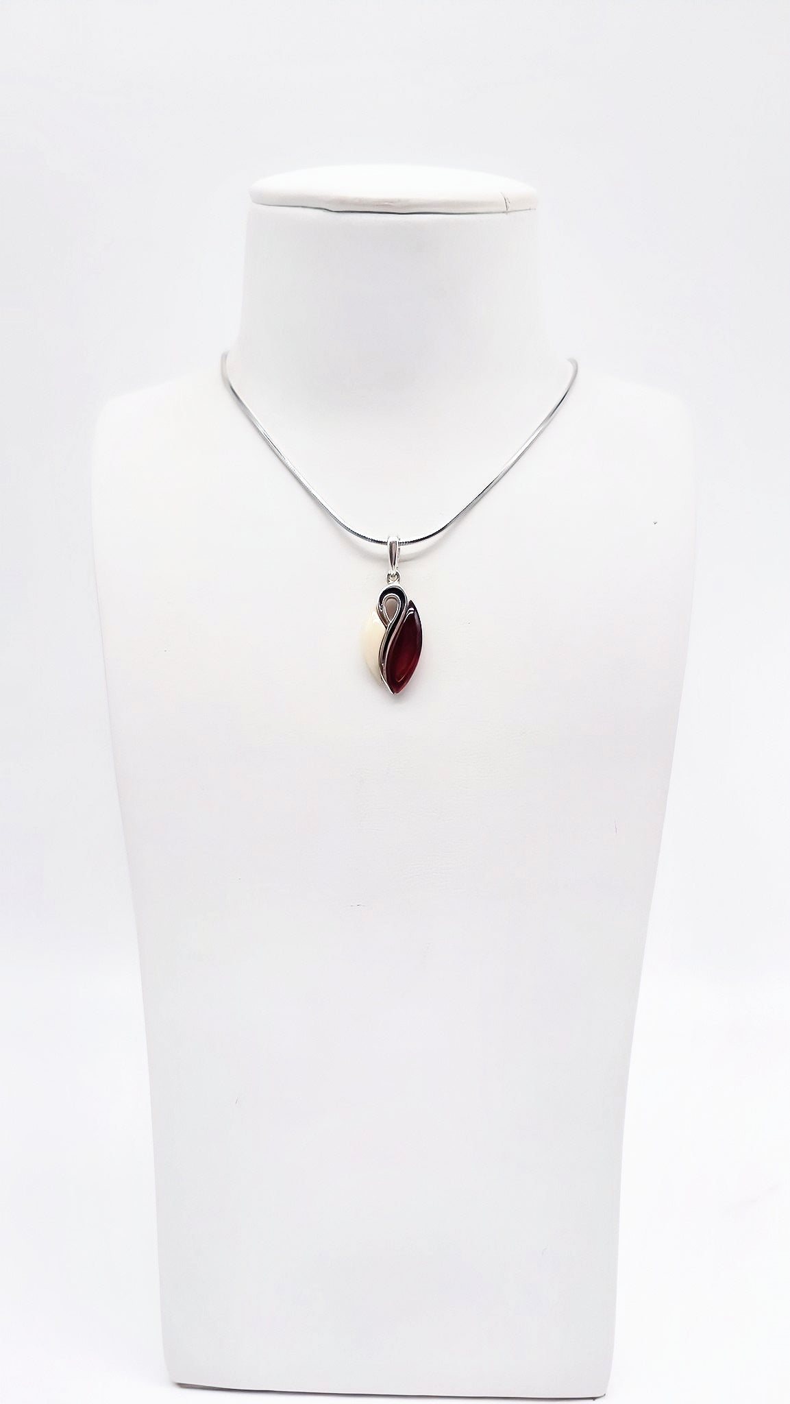 Elegant ladies' pendant with natural amber