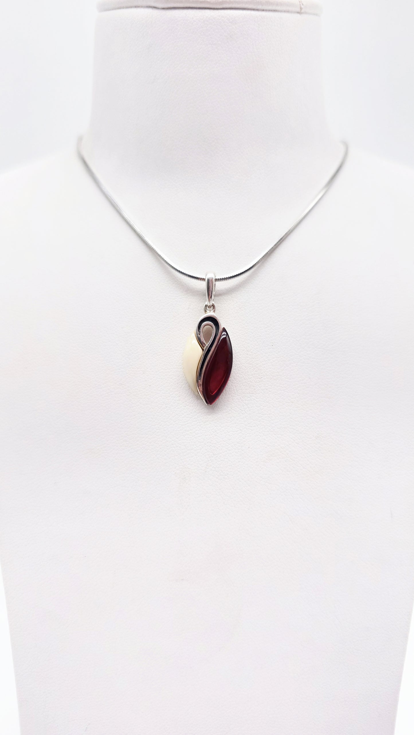 Elegant ladies' pendant with natural amber