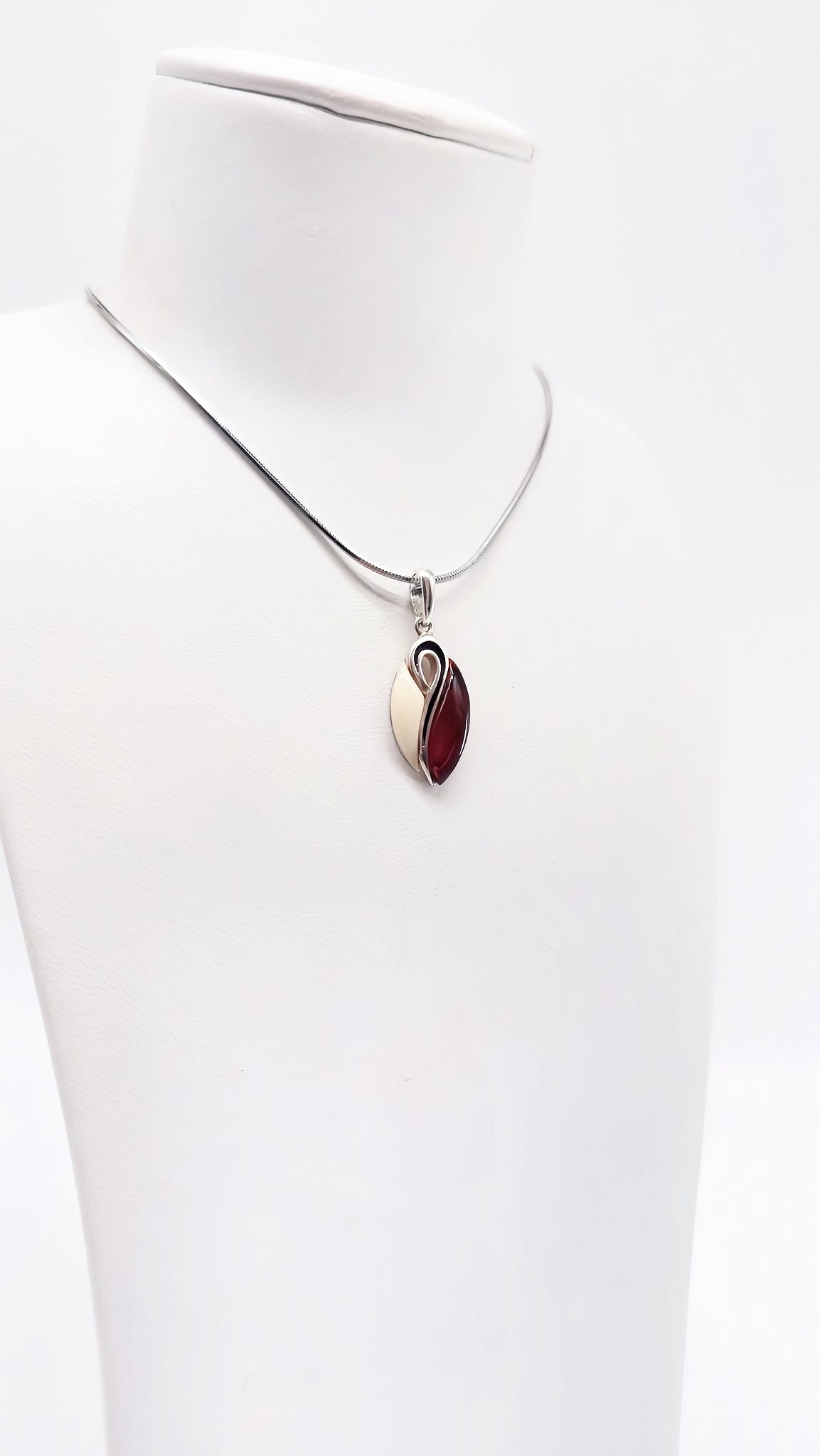 Elegant ladies' pendant with natural amber