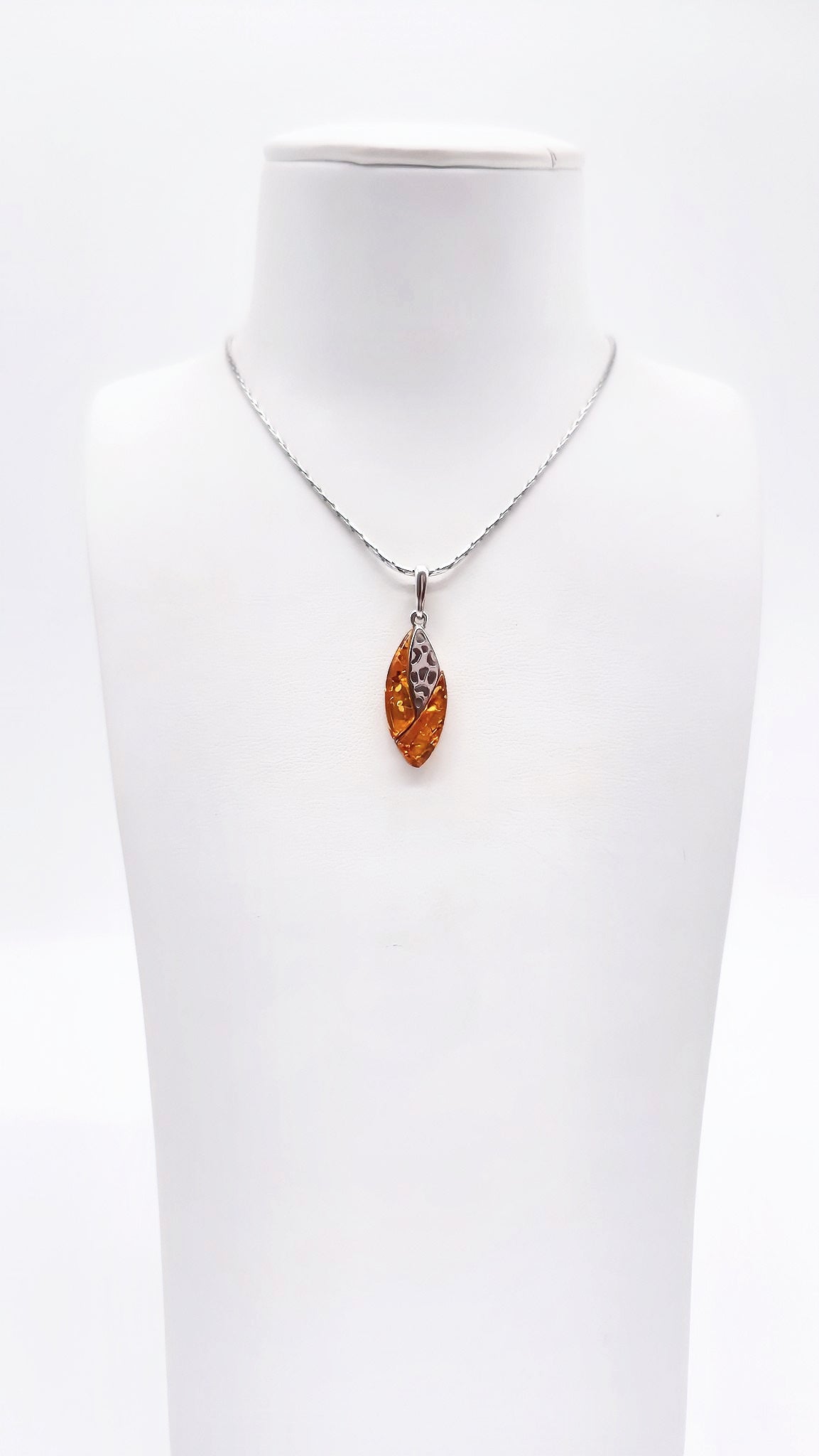 Warmer Cognac-Bernstein in Silber – stilvoll & klassisch