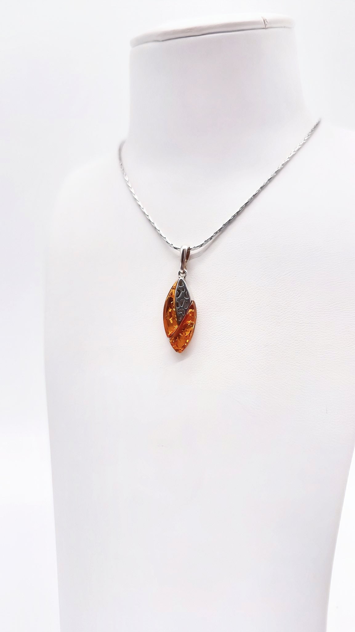 Warmer Cognac-Bernstein in Silber – stilvoll & klassisch