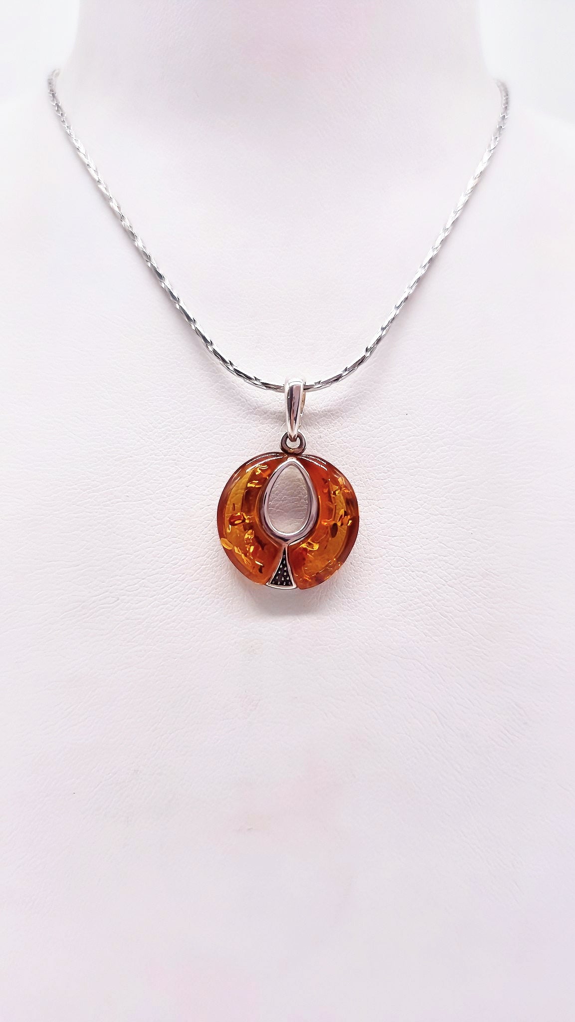 Elegant ladies' pendant made of natural amber and 925 silver