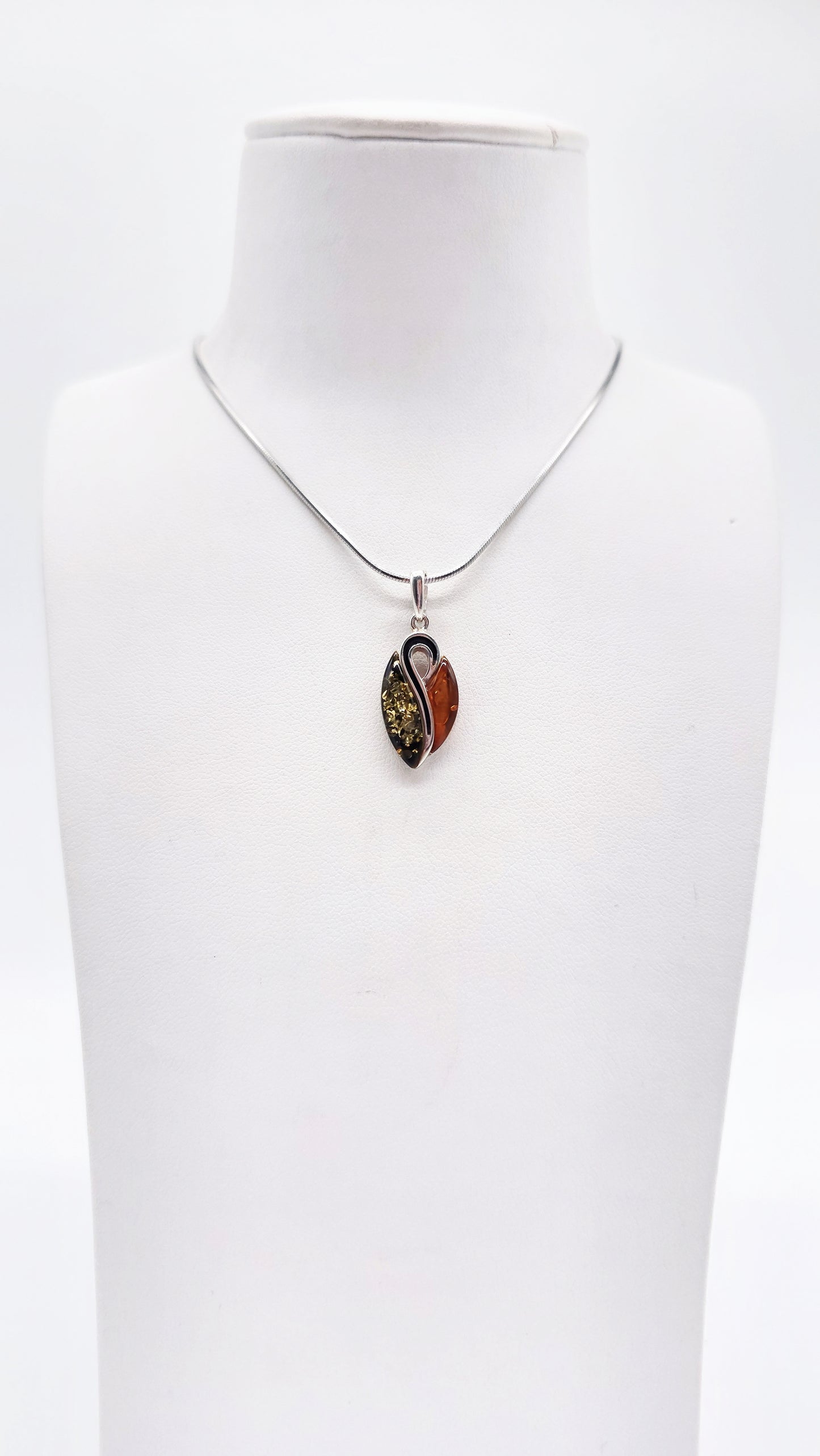 Elegant ladies' pendant with natural amber
