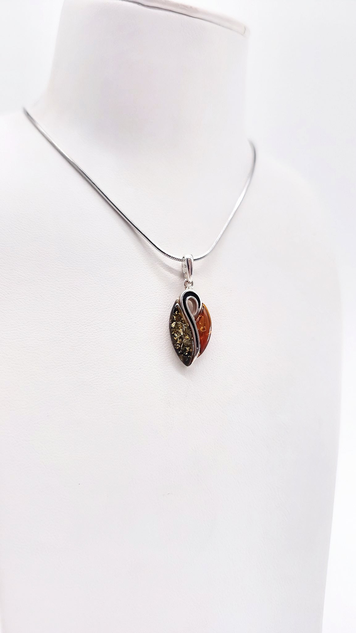 Elegant ladies' pendant with natural amber