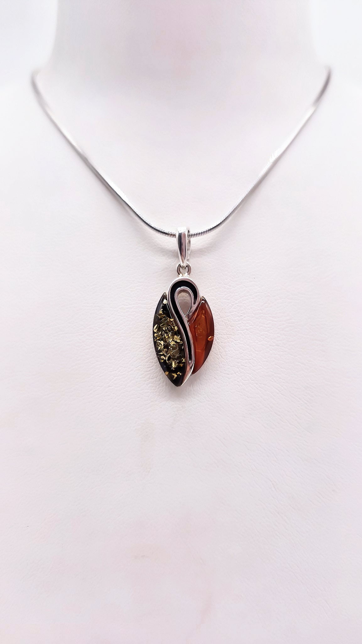 Elegant ladies' pendant with natural amber