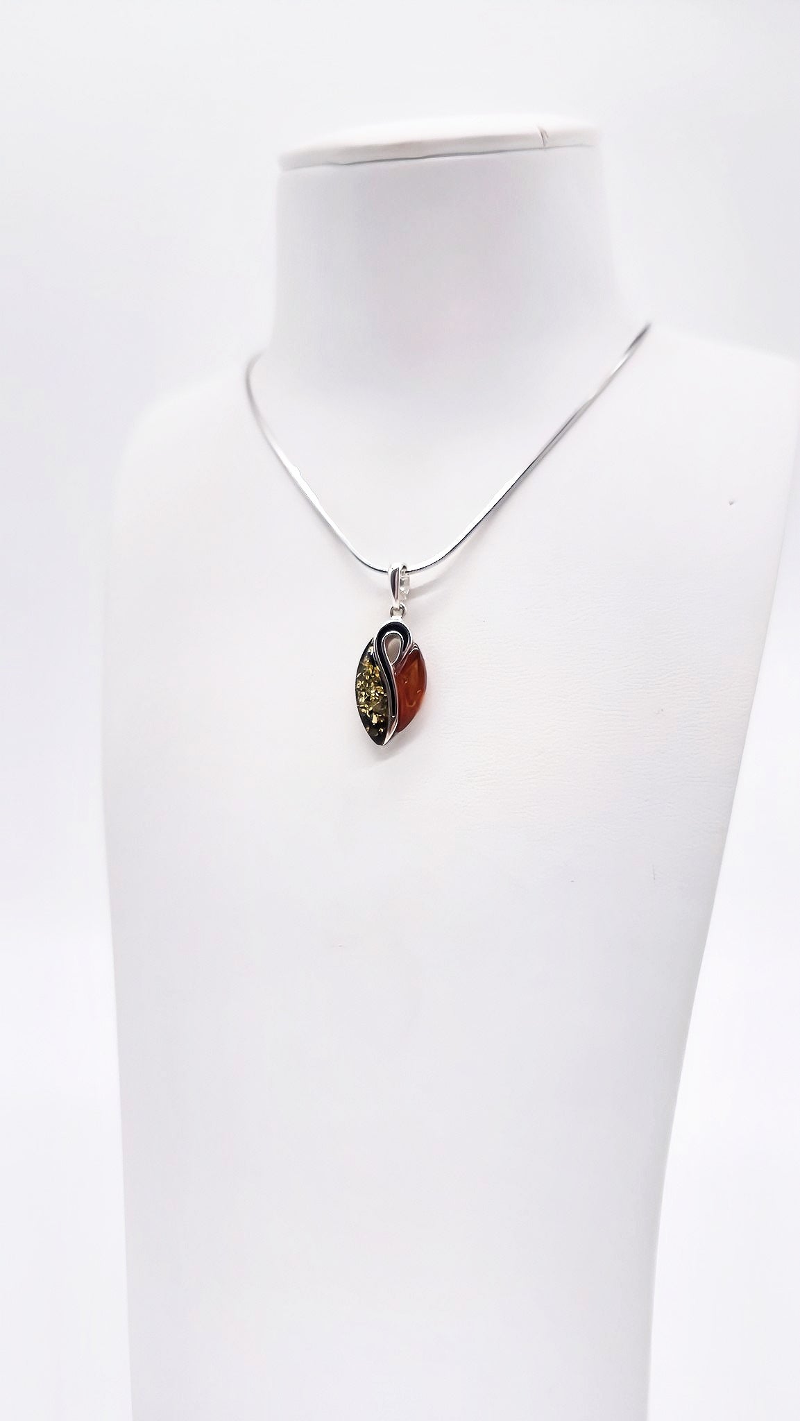 Elegant ladies' pendant with natural amber