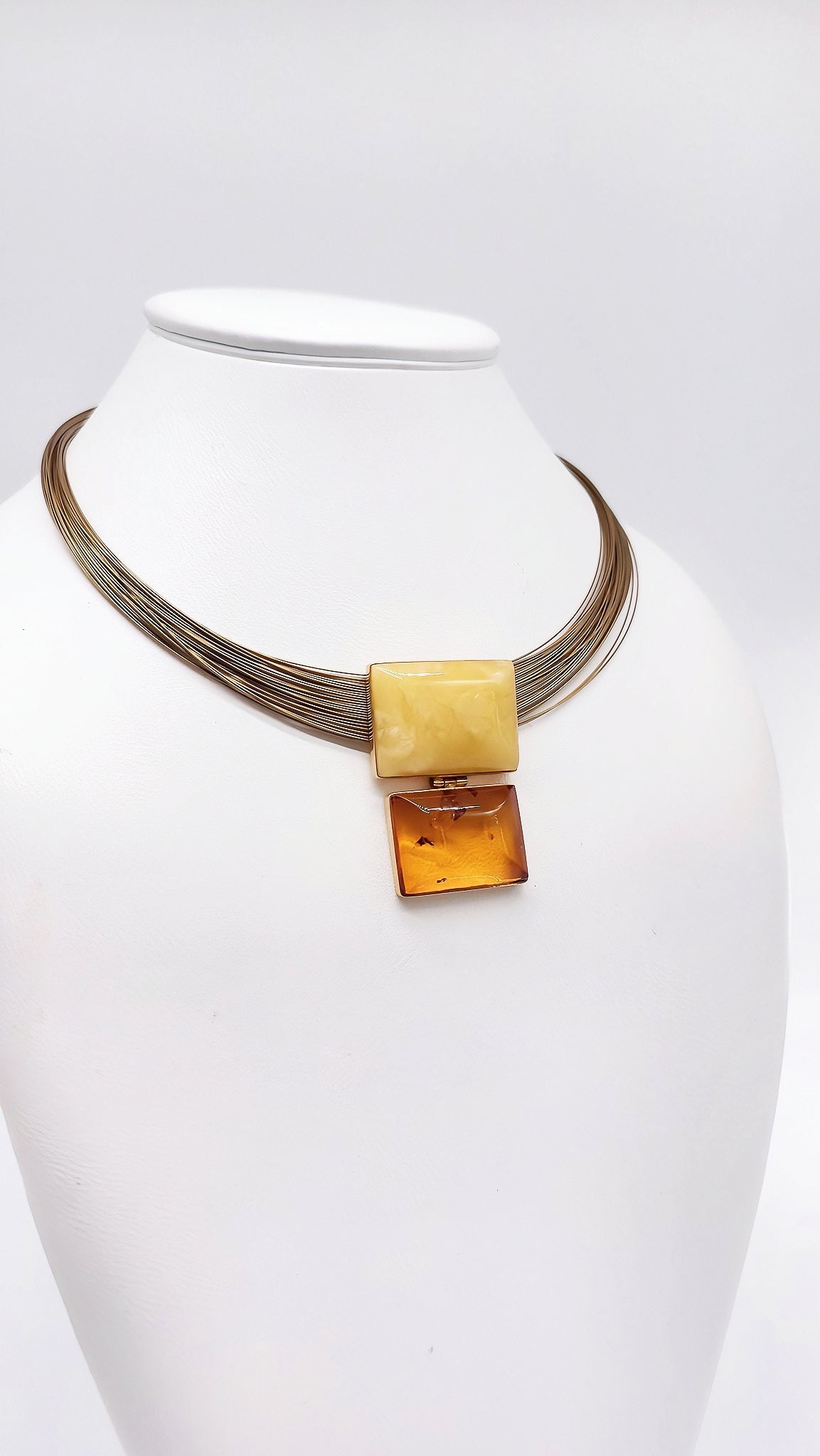 Modernes Bernstein Collier mit geometrischen Elementen