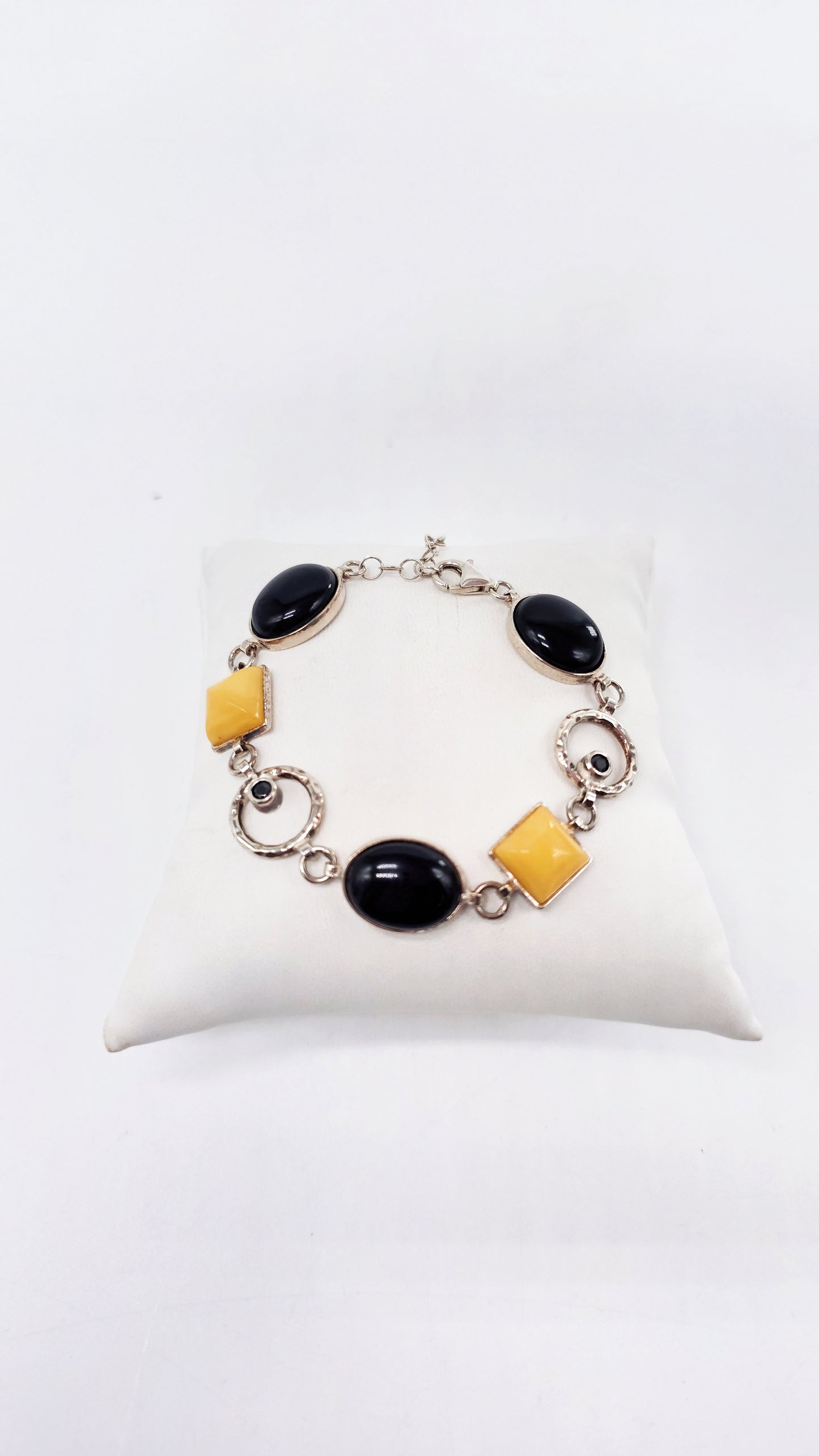 Amber-Onyx bracelet with adjustable length 16+4 cm