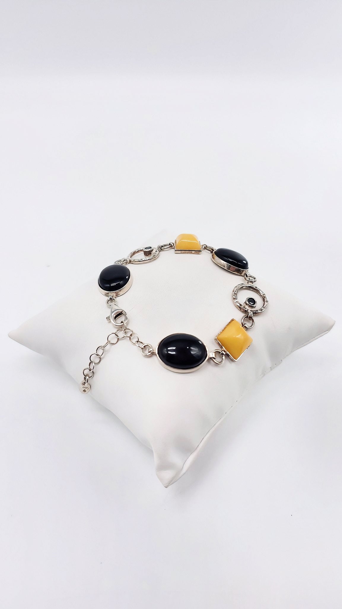 Amber-Onyx bracelet with adjustable length 16+4 cm