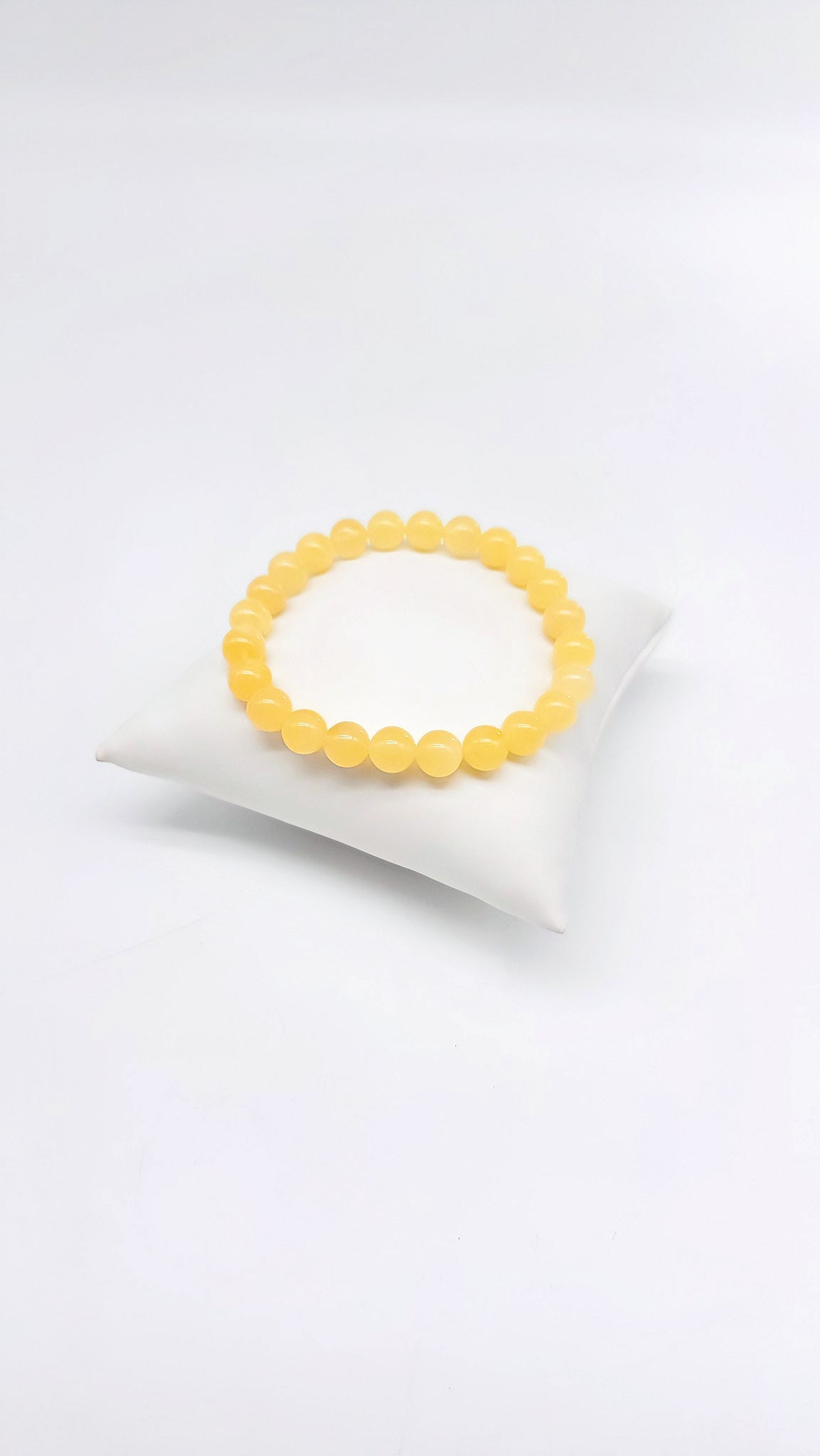Amber bracelet for style-conscious women