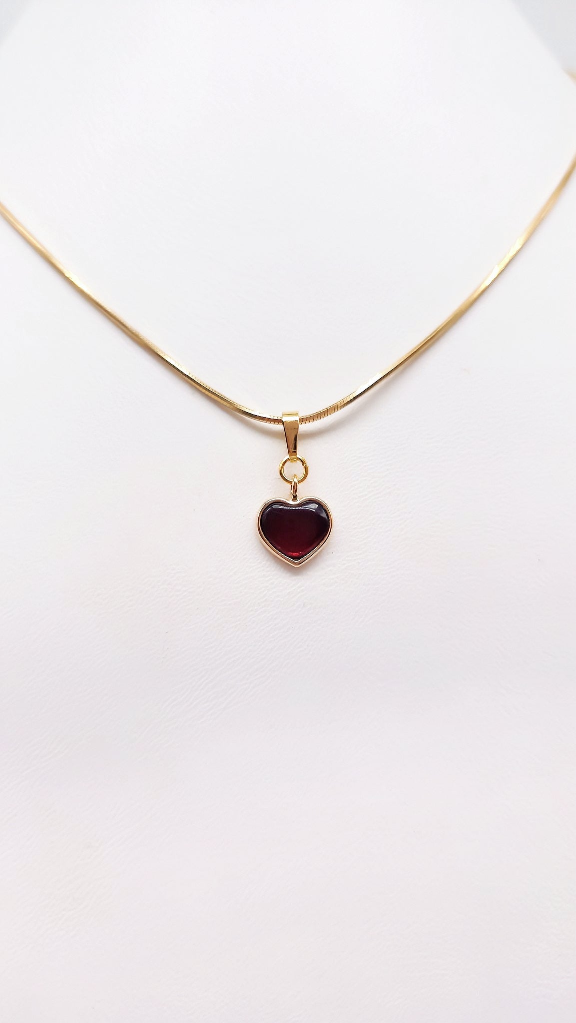 Jewelry with meaning: Heart pendant with genuine amber