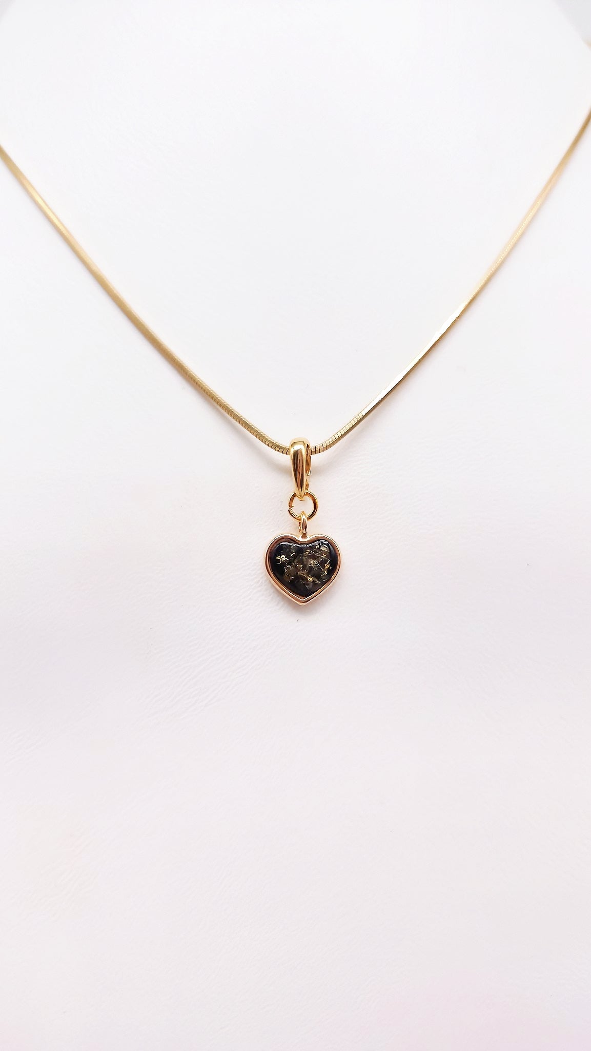 Jewelry with meaning: Heart pendant with genuine amber
