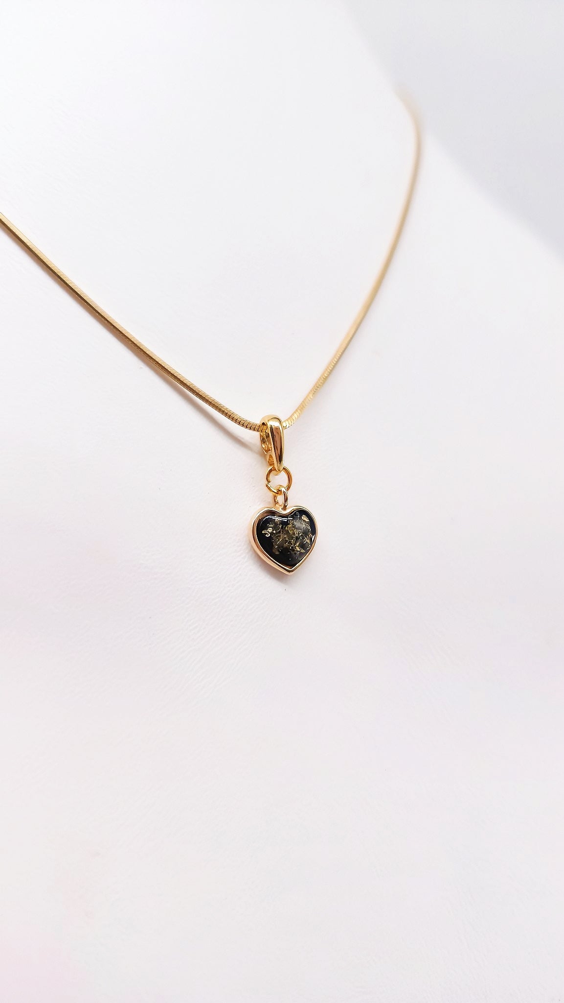 Jewelry with meaning: Heart pendant with genuine amber