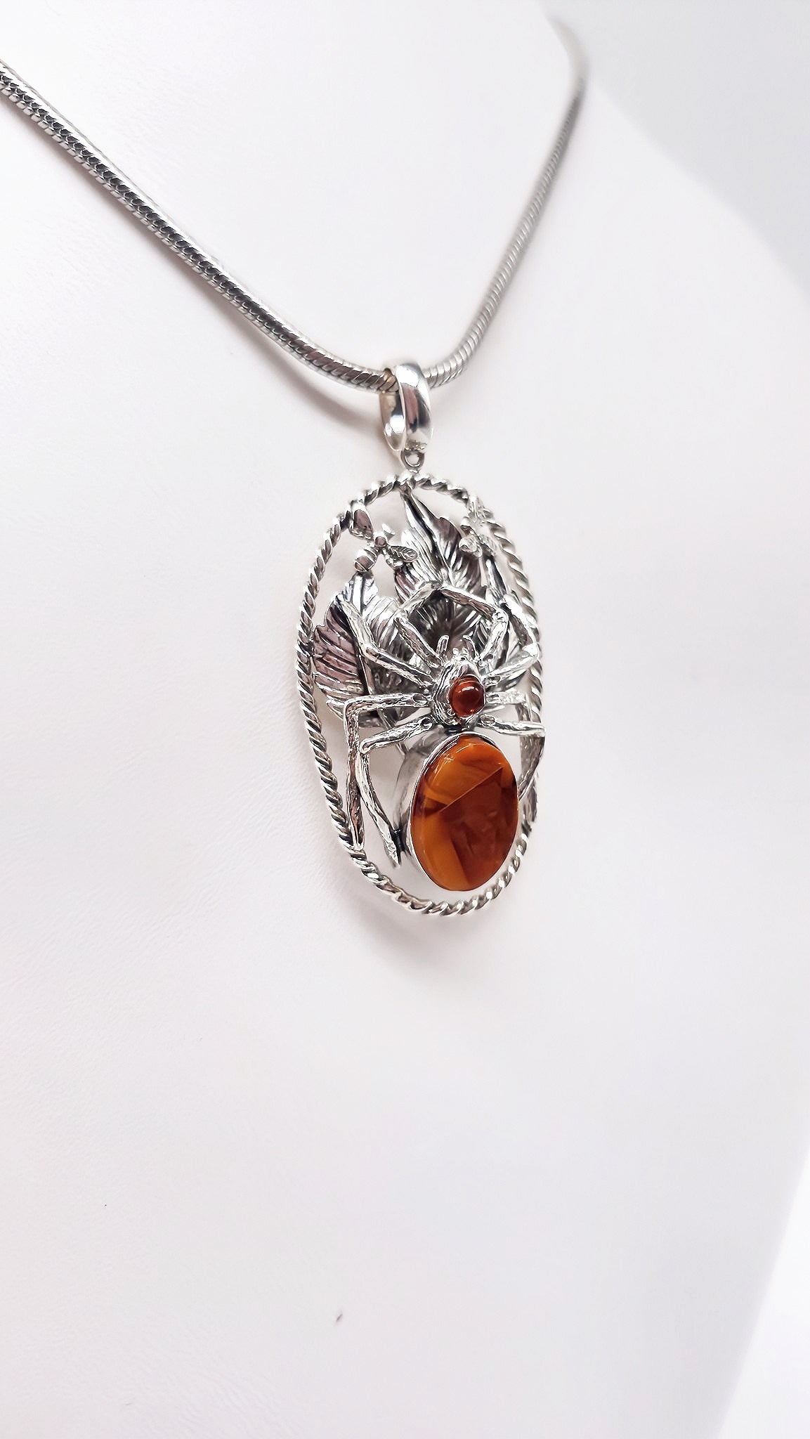 Mystischer Anhänger Spinne – 925er Silber & Bernstein
