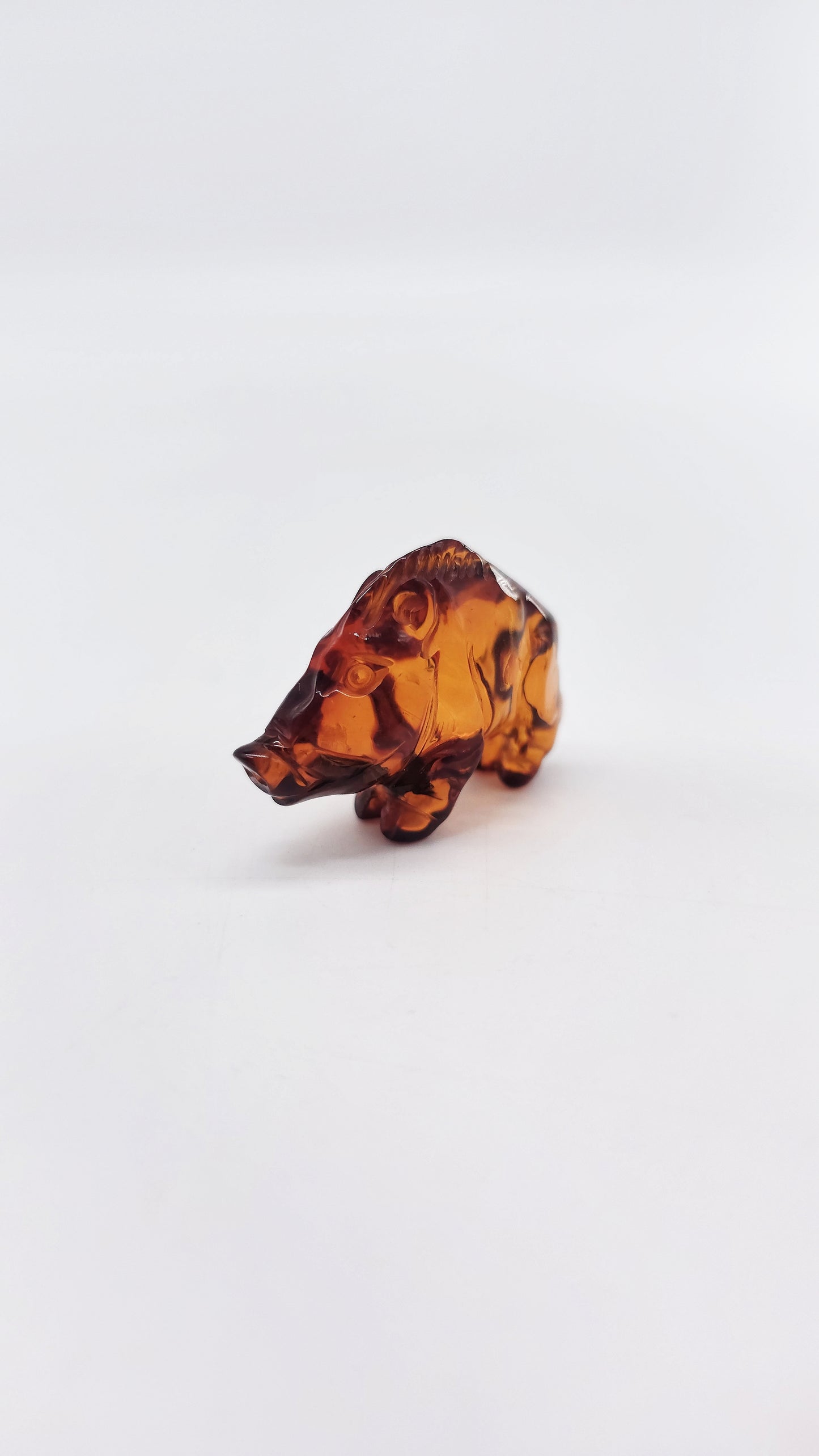 Wildschwein-Figur aus Bernstein – Geschenk für Kämpfernaturen