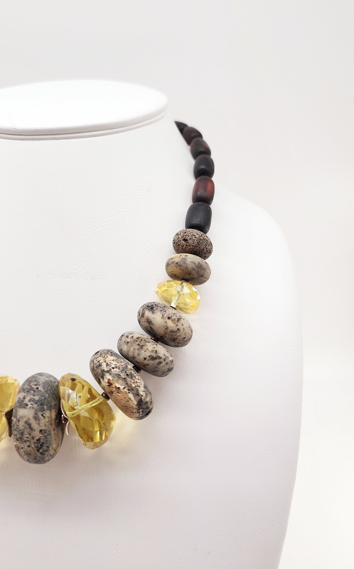 Handgefertigte Kette mit Bernstein und Stein