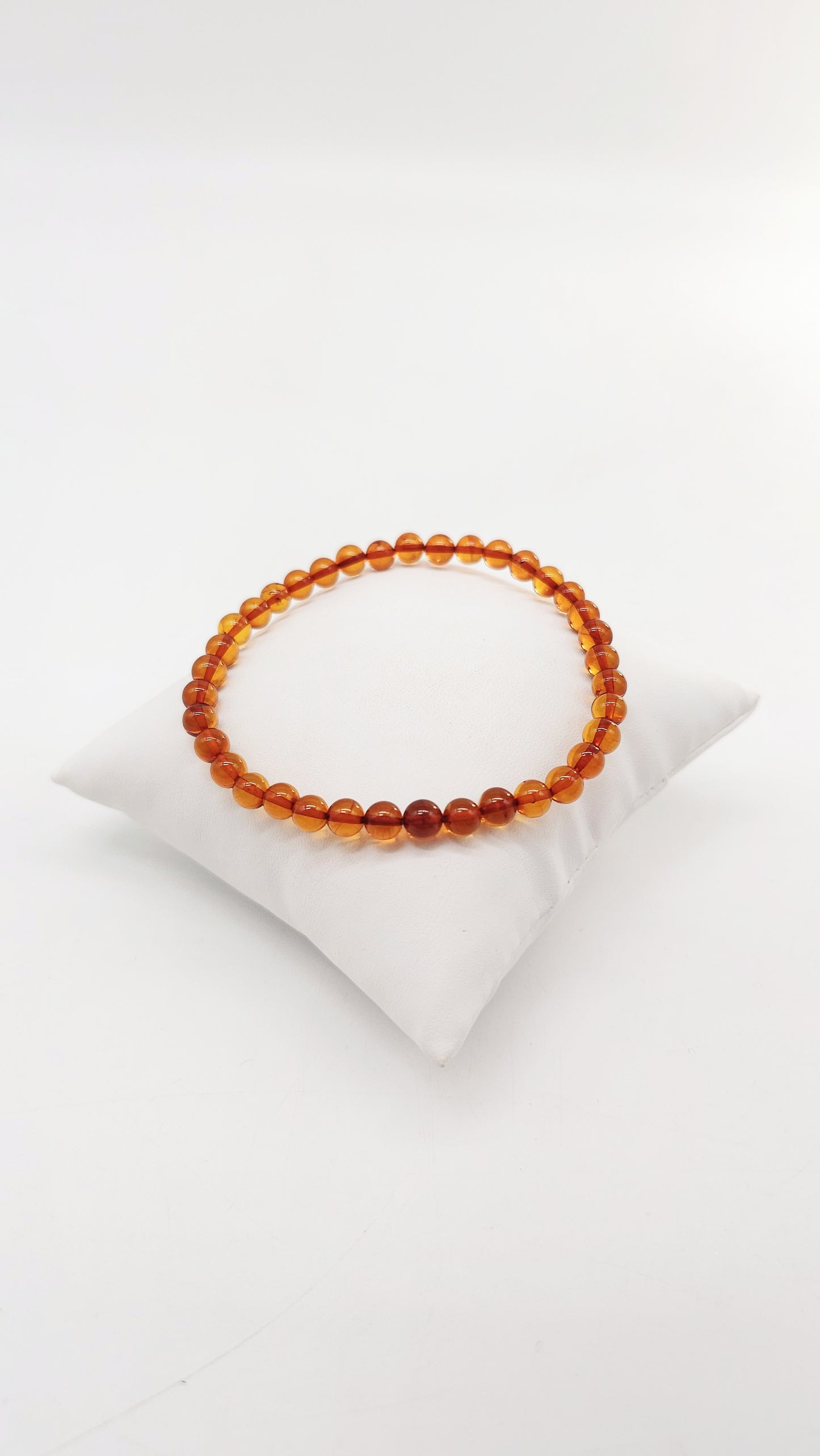 Stretch bracelet made of natural amber for women