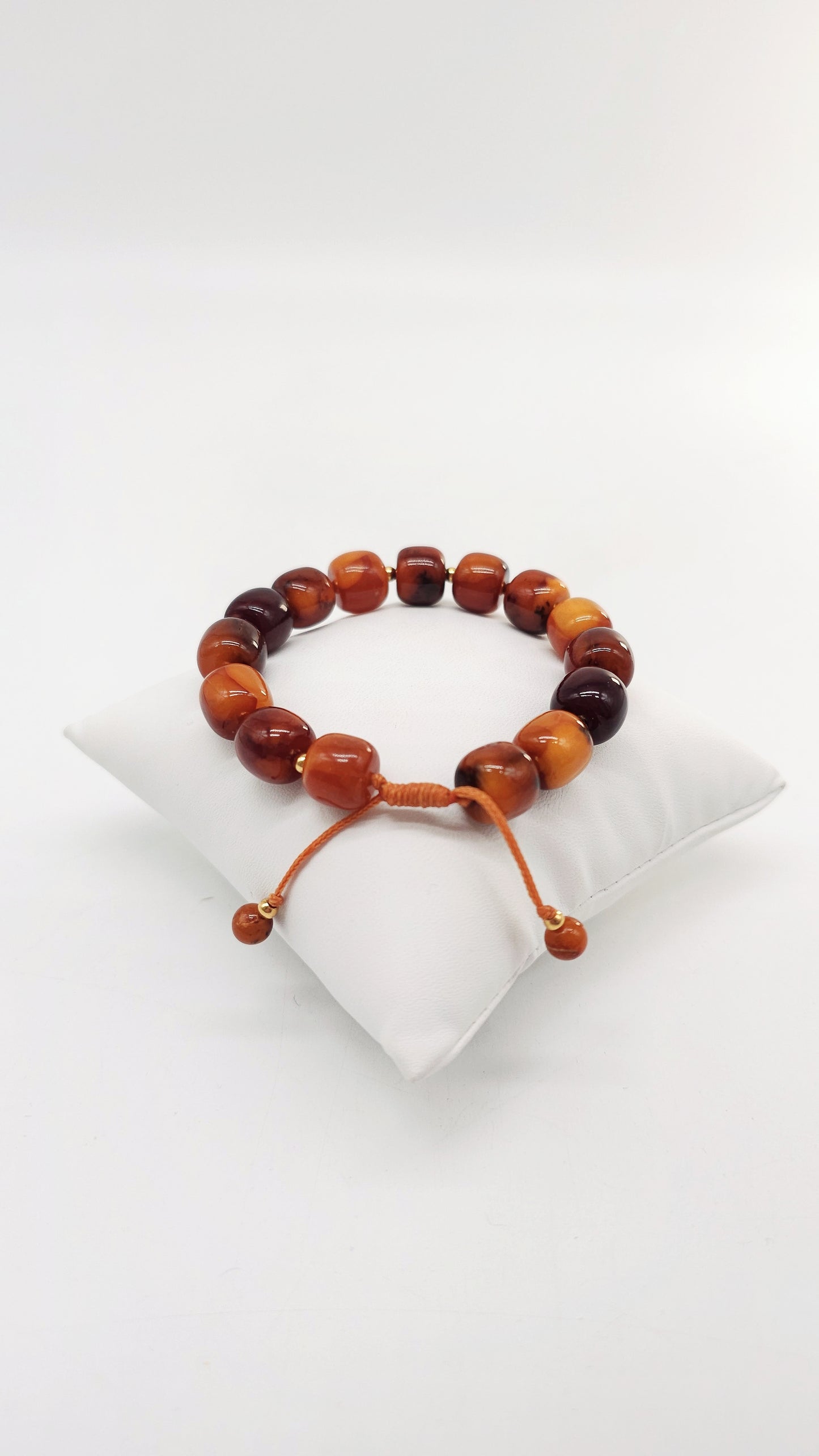 Amber bracelet – elegant jewelry for mothers
