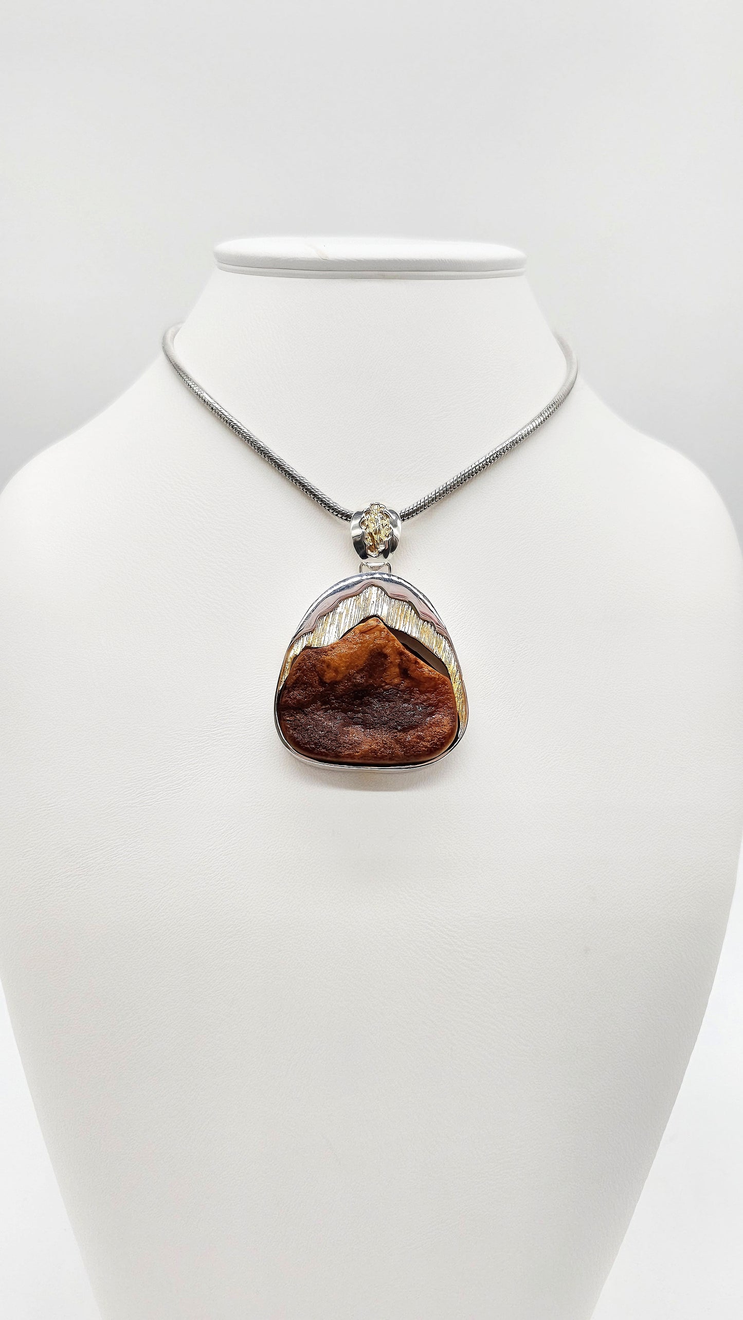Ausdrucksstarker Bernsteinschmuck mit Strukturdesign